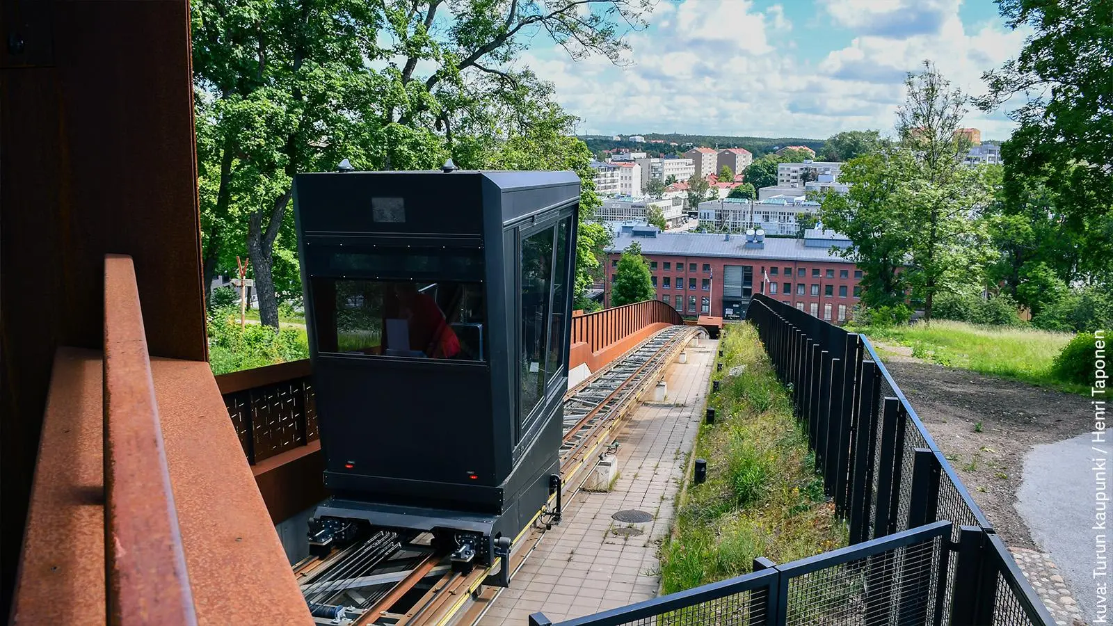 Kesäinen kuva funikulaarista.