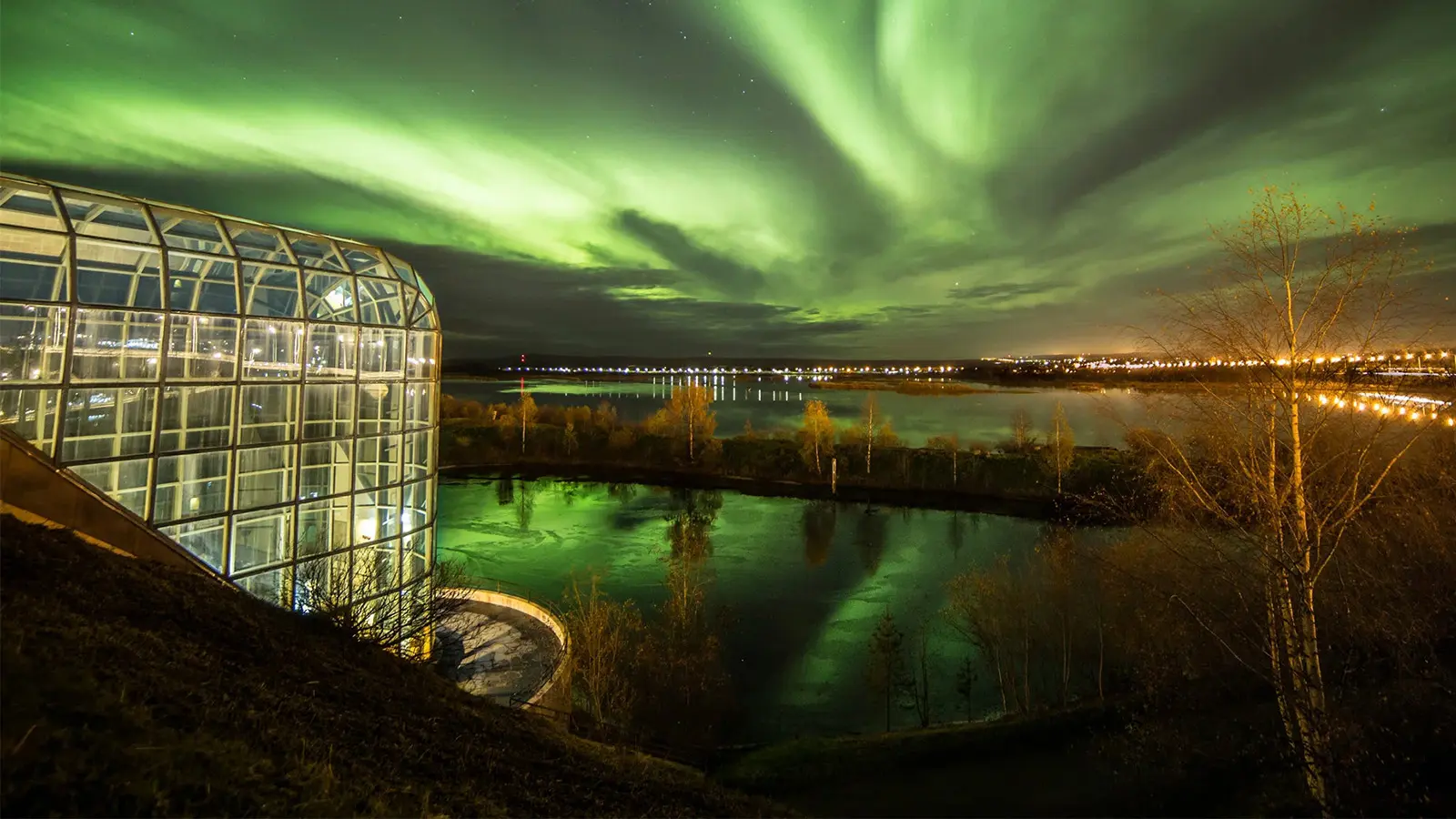 Lasikattoinen Arktikum-rakennus Rovaniemellä