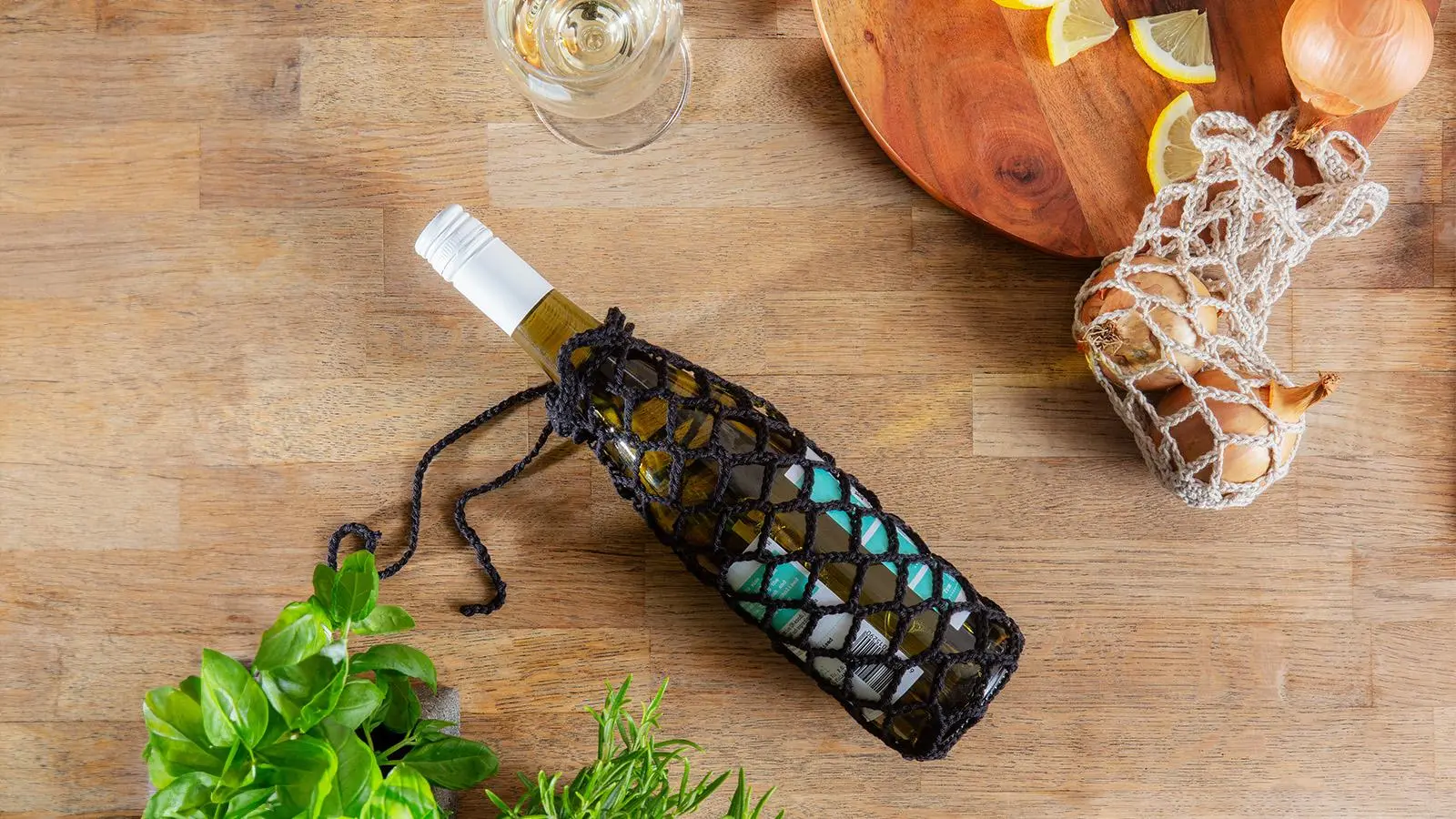 Viinipullo sipulipussissa.