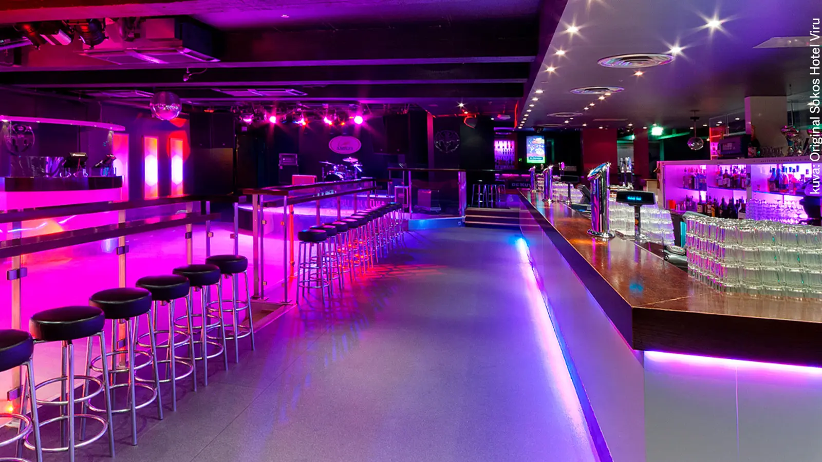 Yökerho Amigo neonvärivaloineen.