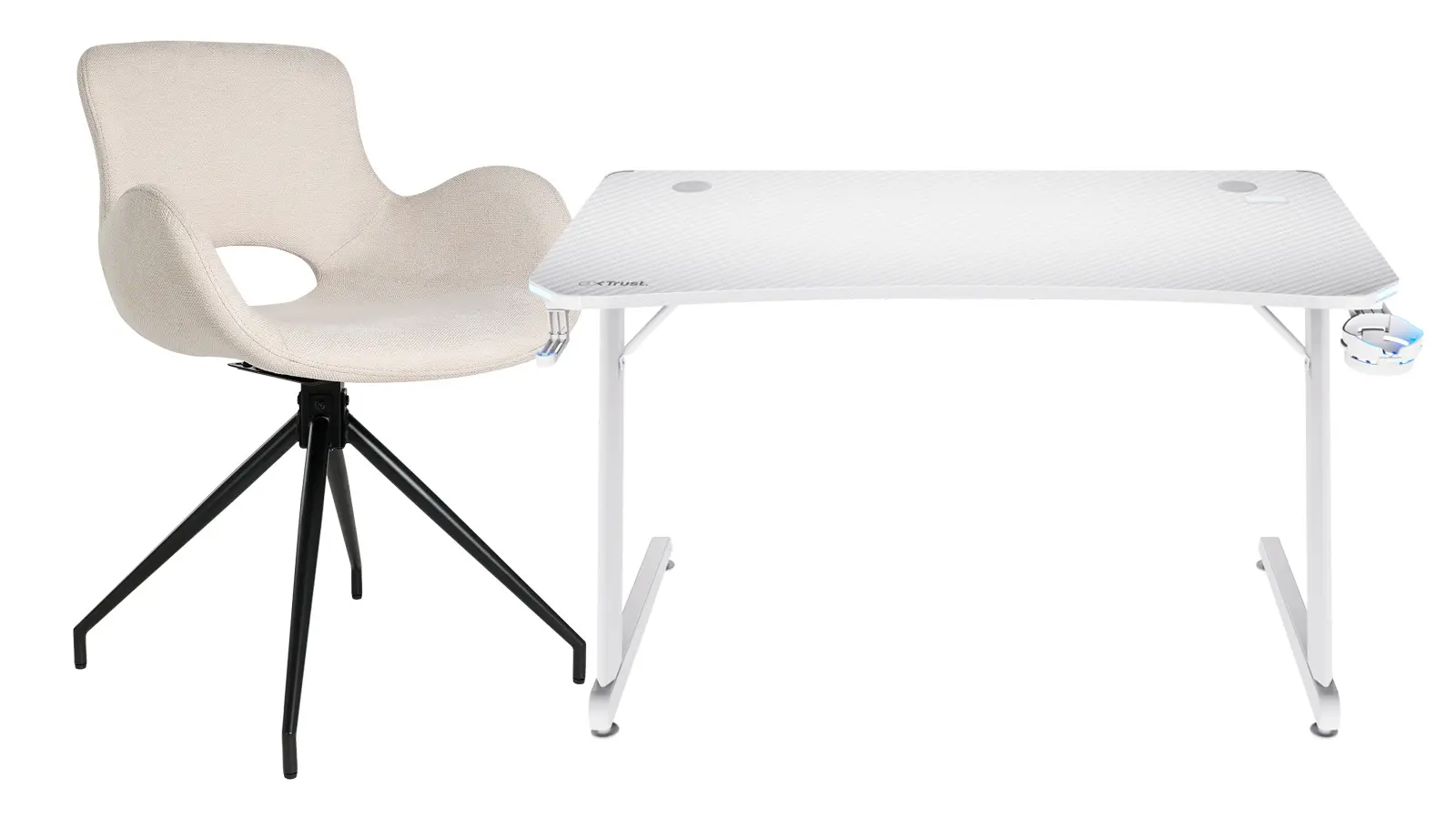 Vaalea tuoli ja valkoinen pelipöytä