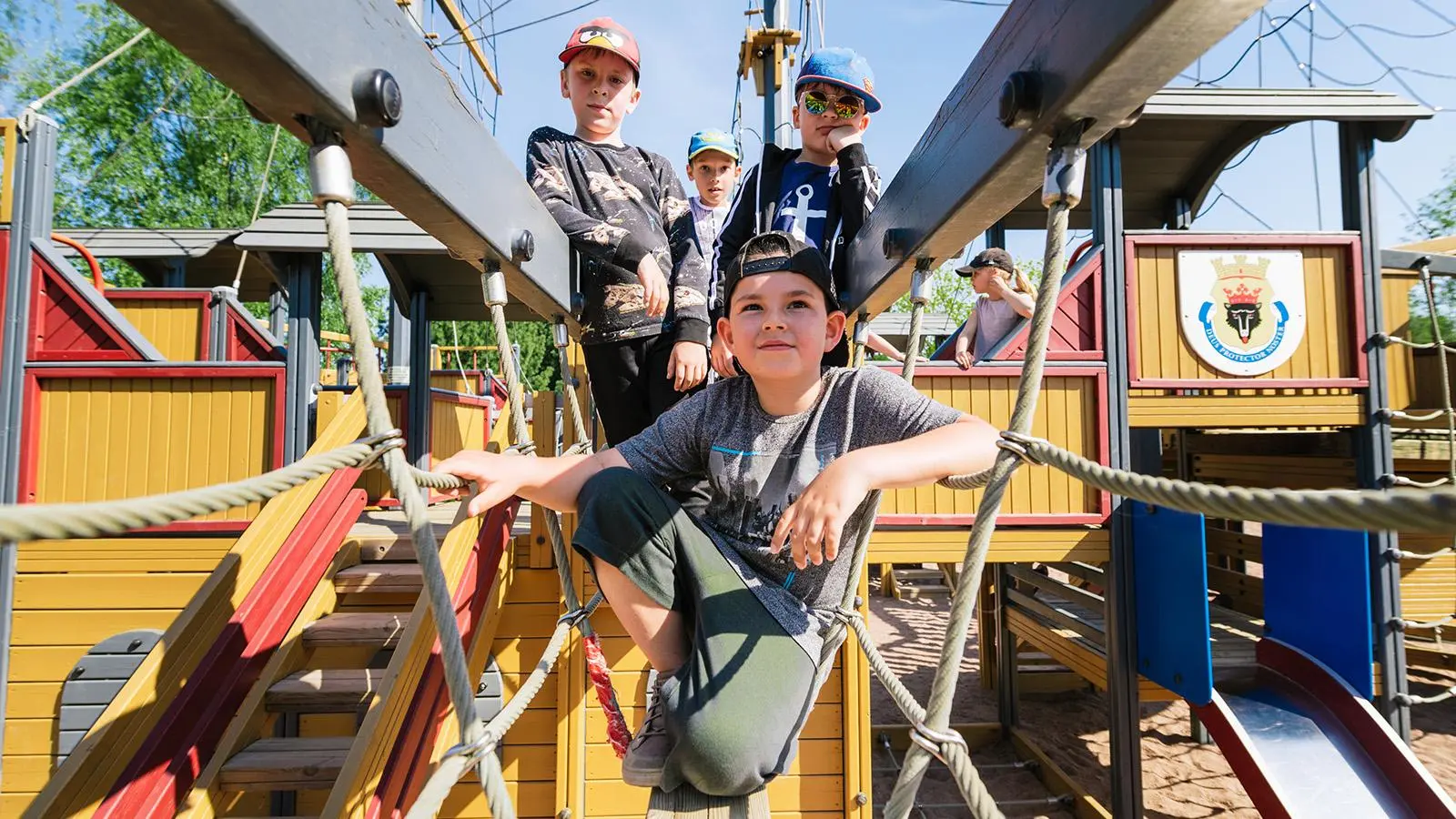 Lapsia leikkipuiston kiipeilytelineessä.