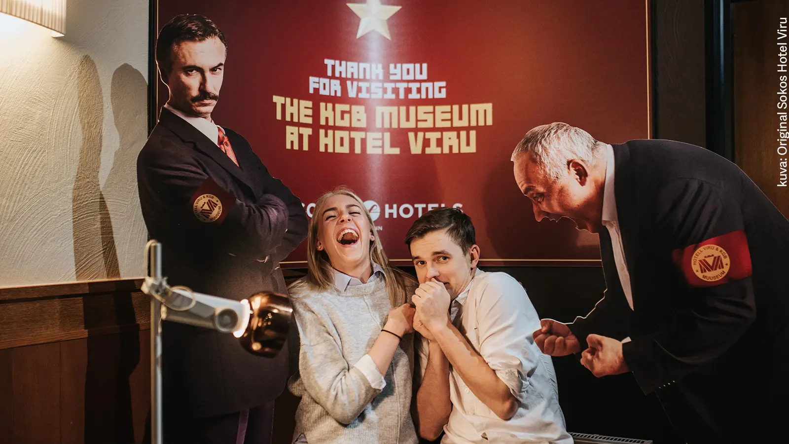 KGB-museon lavasteita ja kaksi museovierailijaa.