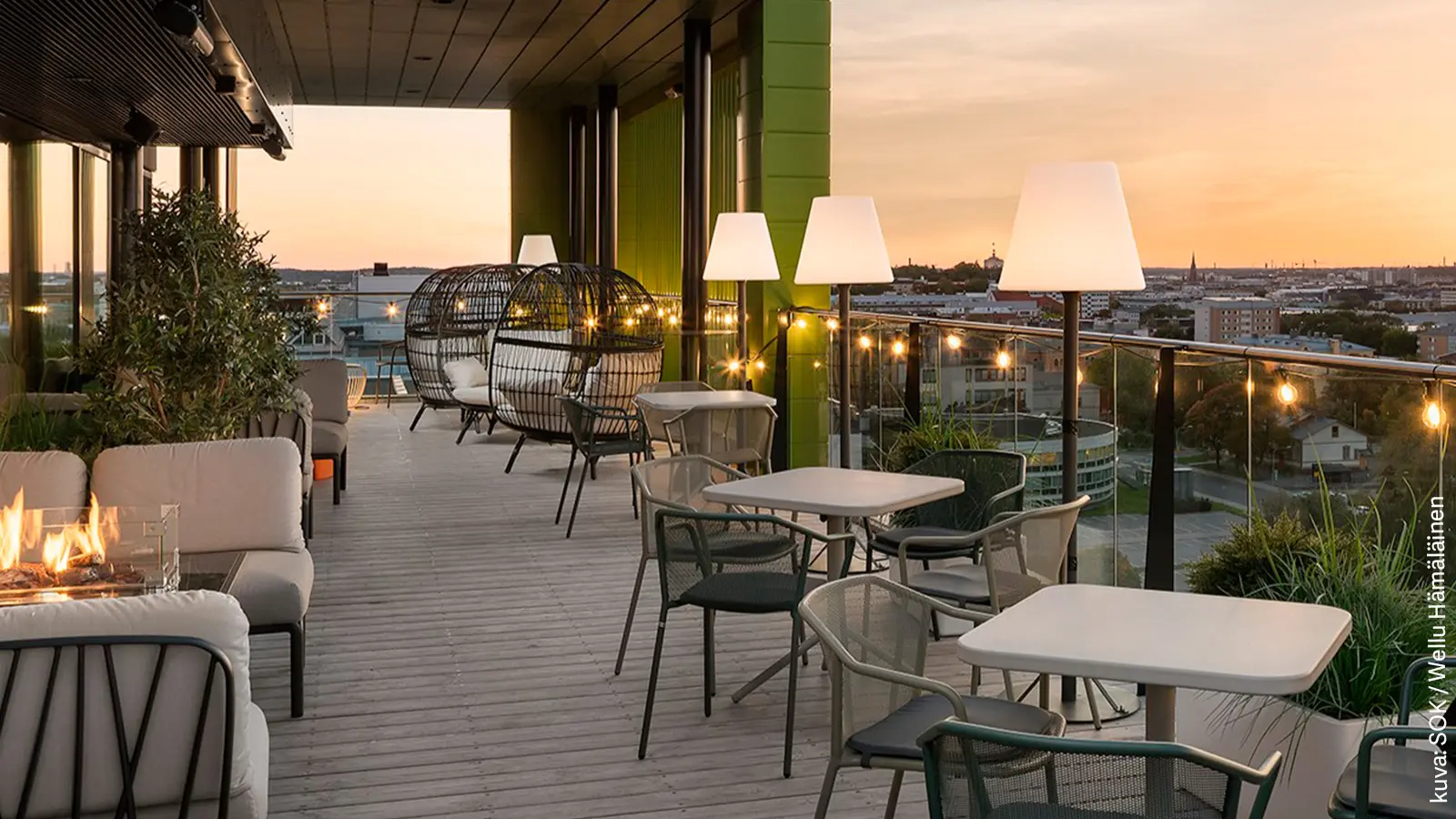 Original Sokos Hotel Kupittaan kattoterassi tunnelmallisessa iltavalaistuksessa.