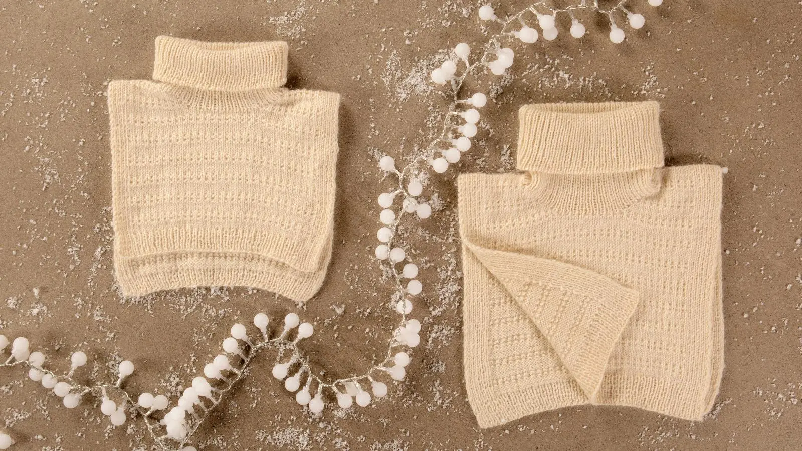 Lapsen ja aikuisen luonnovalkoinen neulekauluri.