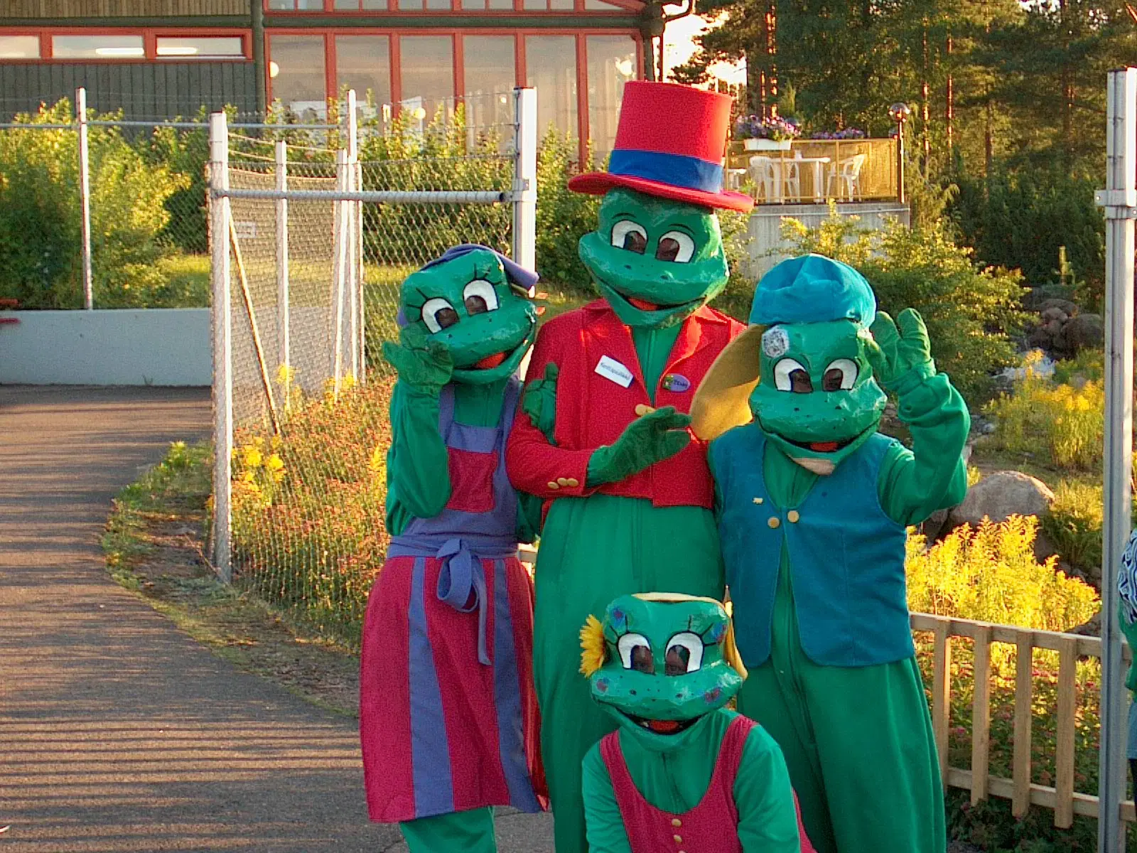 Maskotit vastaanottamassa vierailijoita Tykkimäellä.
