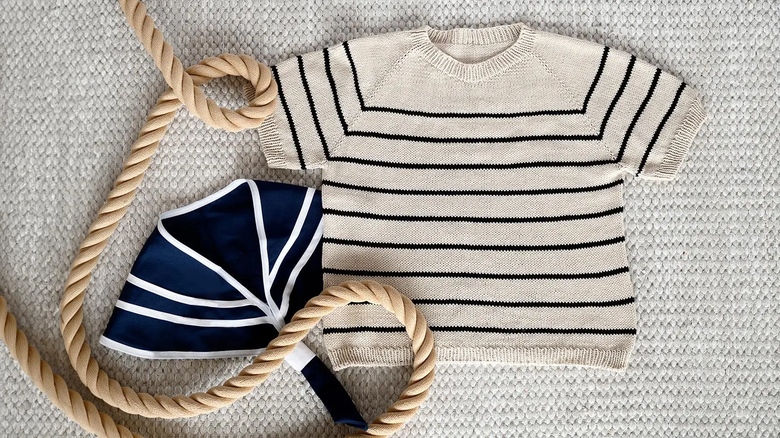 Raidallinen neulottu t-paita