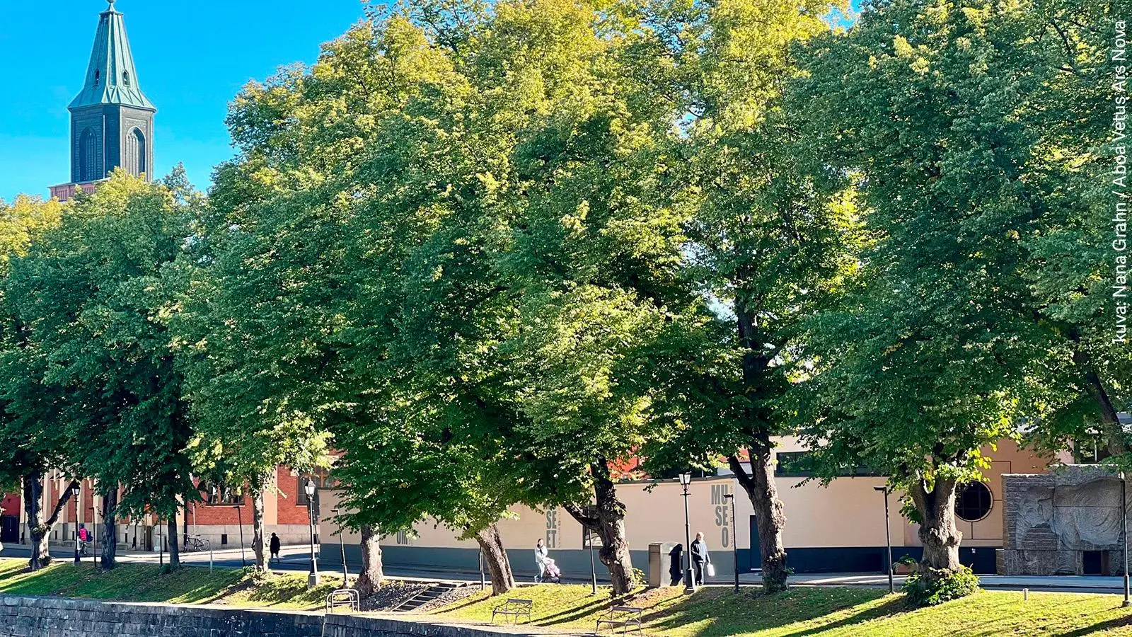 Aboa Vetus Ars Nova -museo ulkoa joelta päin kuvattuna.