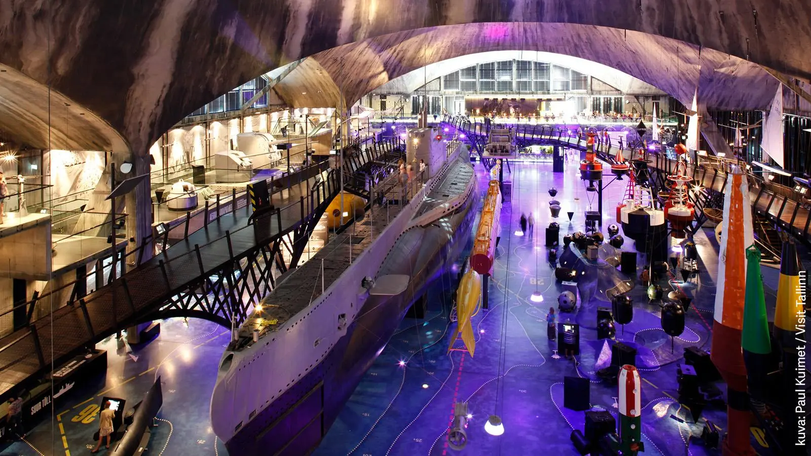 Viron merimuseon lentosatama tunnelmallisessa valaistuksessa.