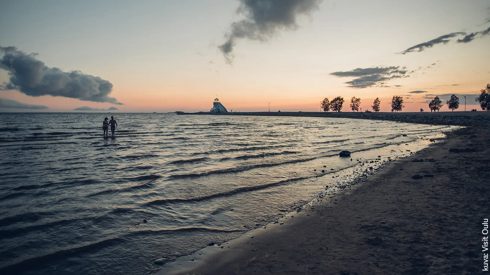 Nallikarin hiekkaranta kuvattuna auringonlaskun aikaan.