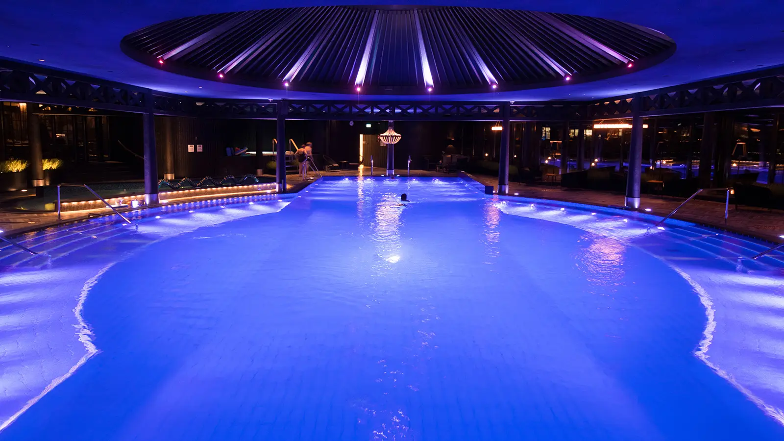 Uima-allas hämärässä valaistuksessa