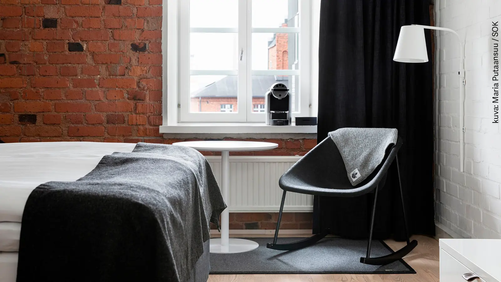 Original Sokos Hotel Villan huone, jossa on tiiliseinä.