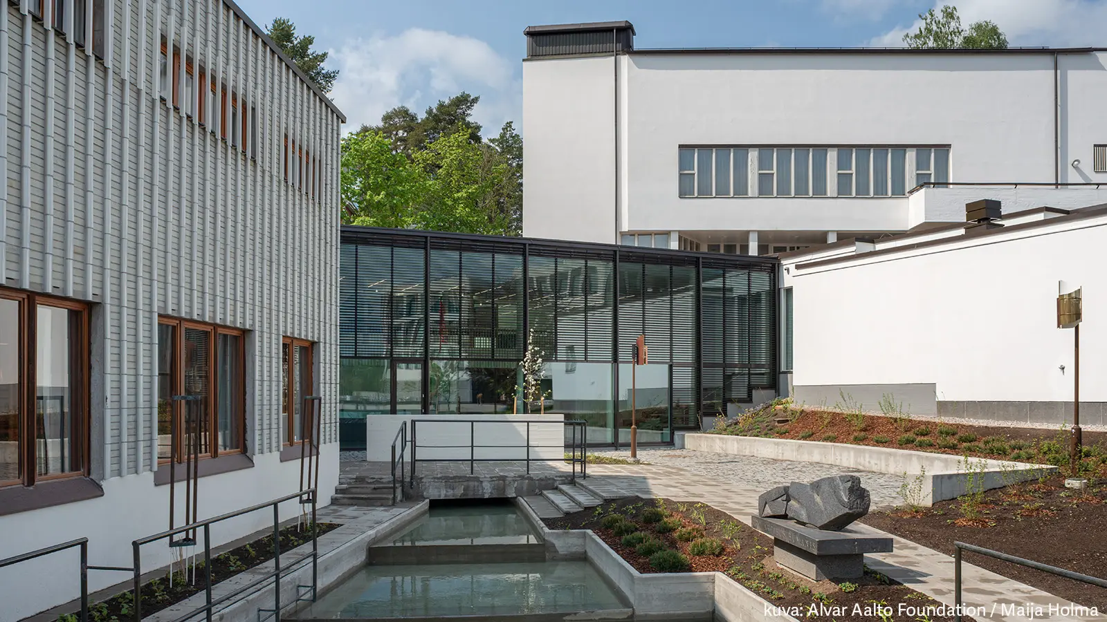 Aalto2-Museokeskus kuvattuna pihasta päin.
