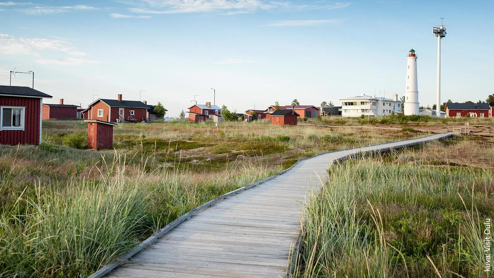 Hailuodon pieniä punaisia puutaloja ja majakka.
