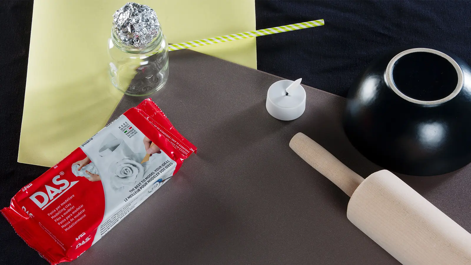 Välineet, jotka tarvitaan halloweenhaamujen askarteluun.