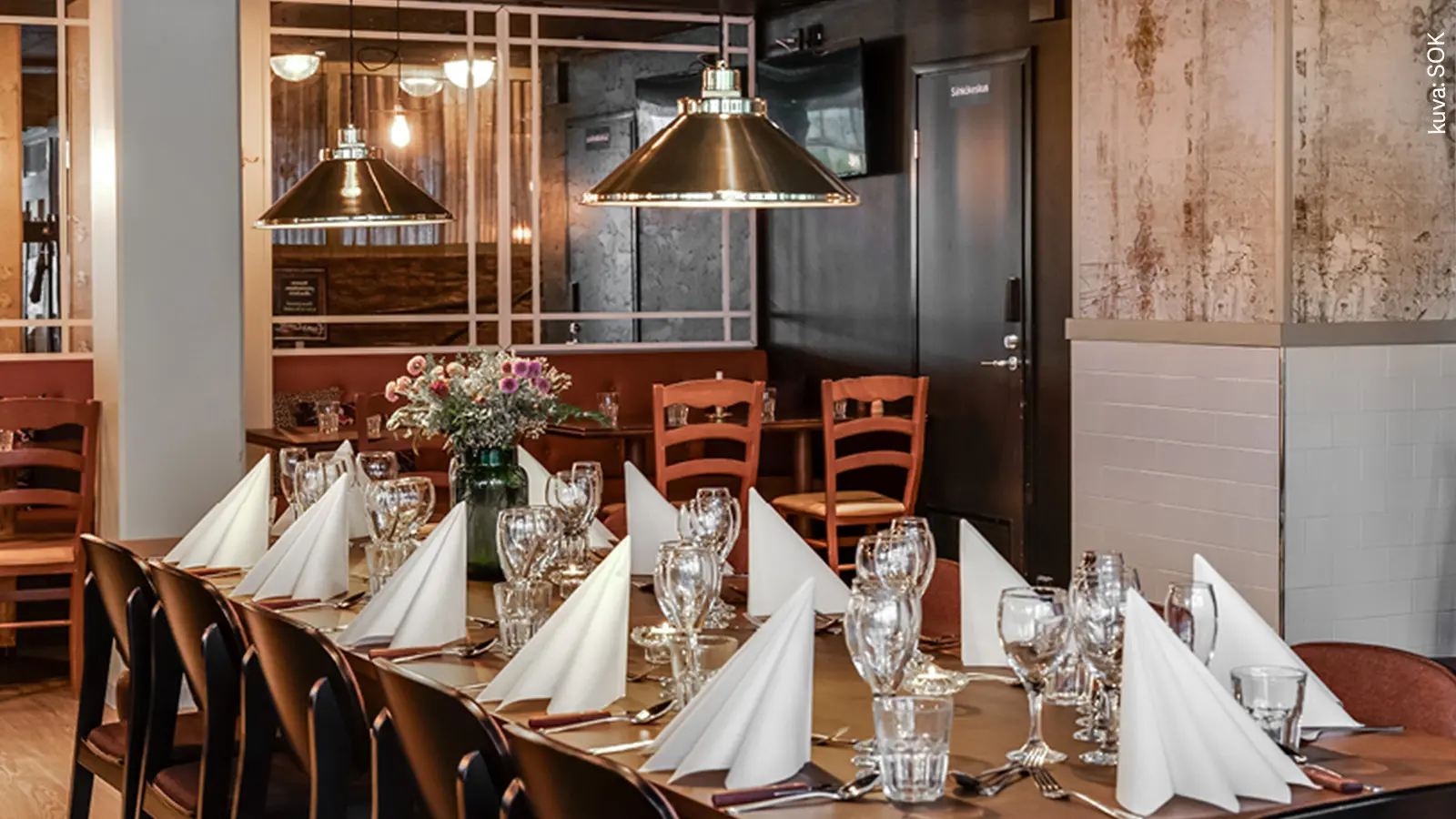 Bistrohenkisen Frans & Camille -ravintolan katettu pöytä.