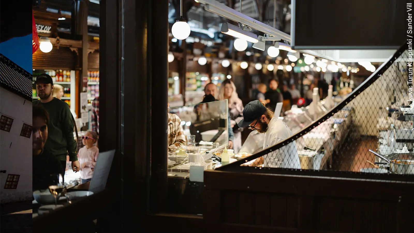 Turun Kauppahallin käytävä ja asiakkaita.