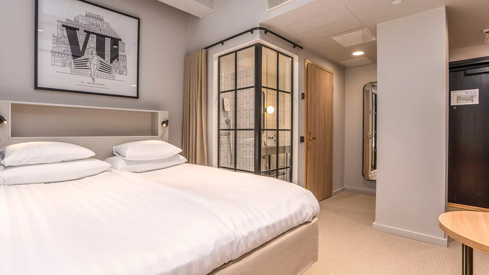 Turun Original Sokos Hotel WIklundin vaaleansävyinen huone.