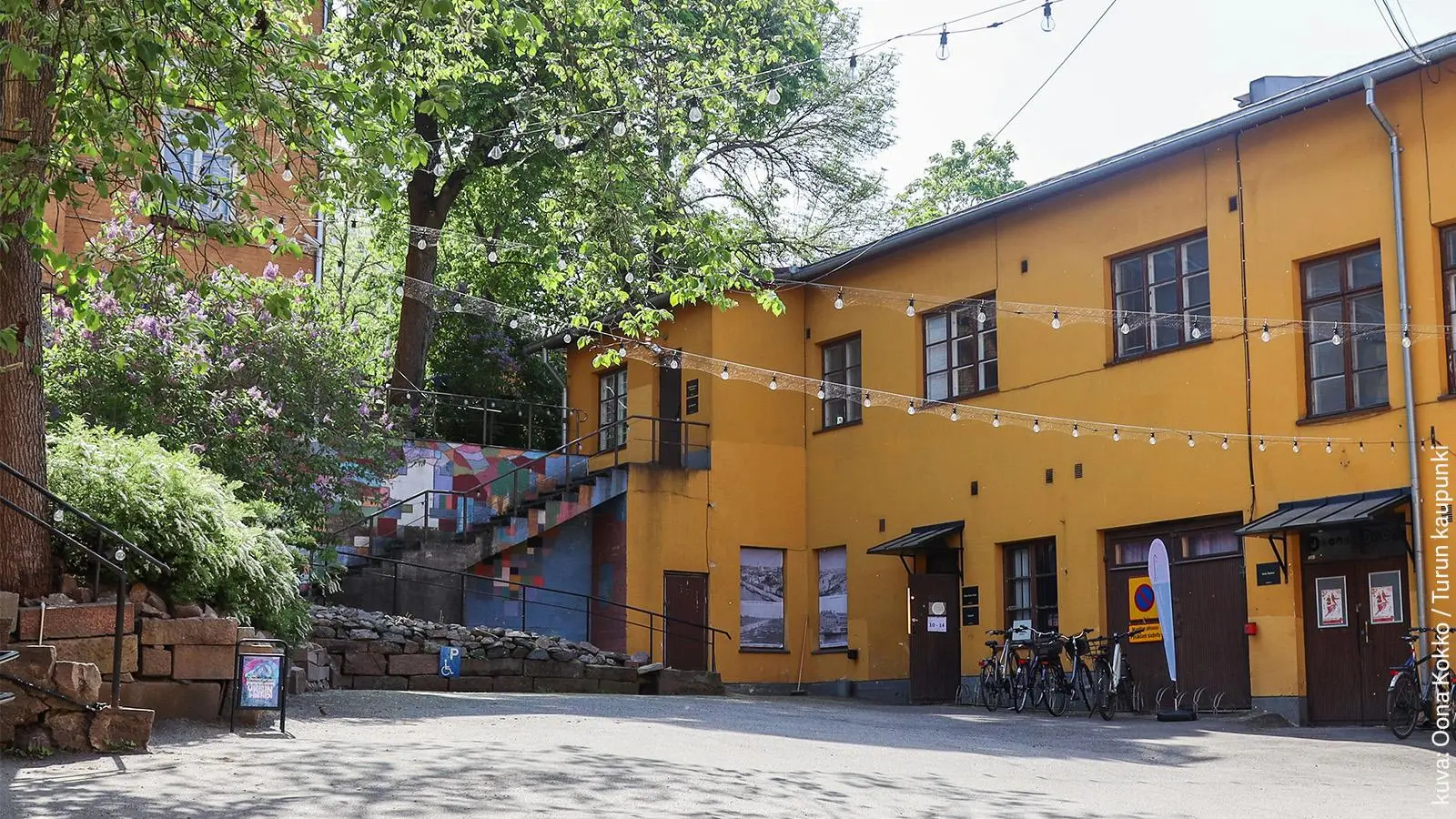 Kulttuuritehdas Manillan värikäs sisäpiha.