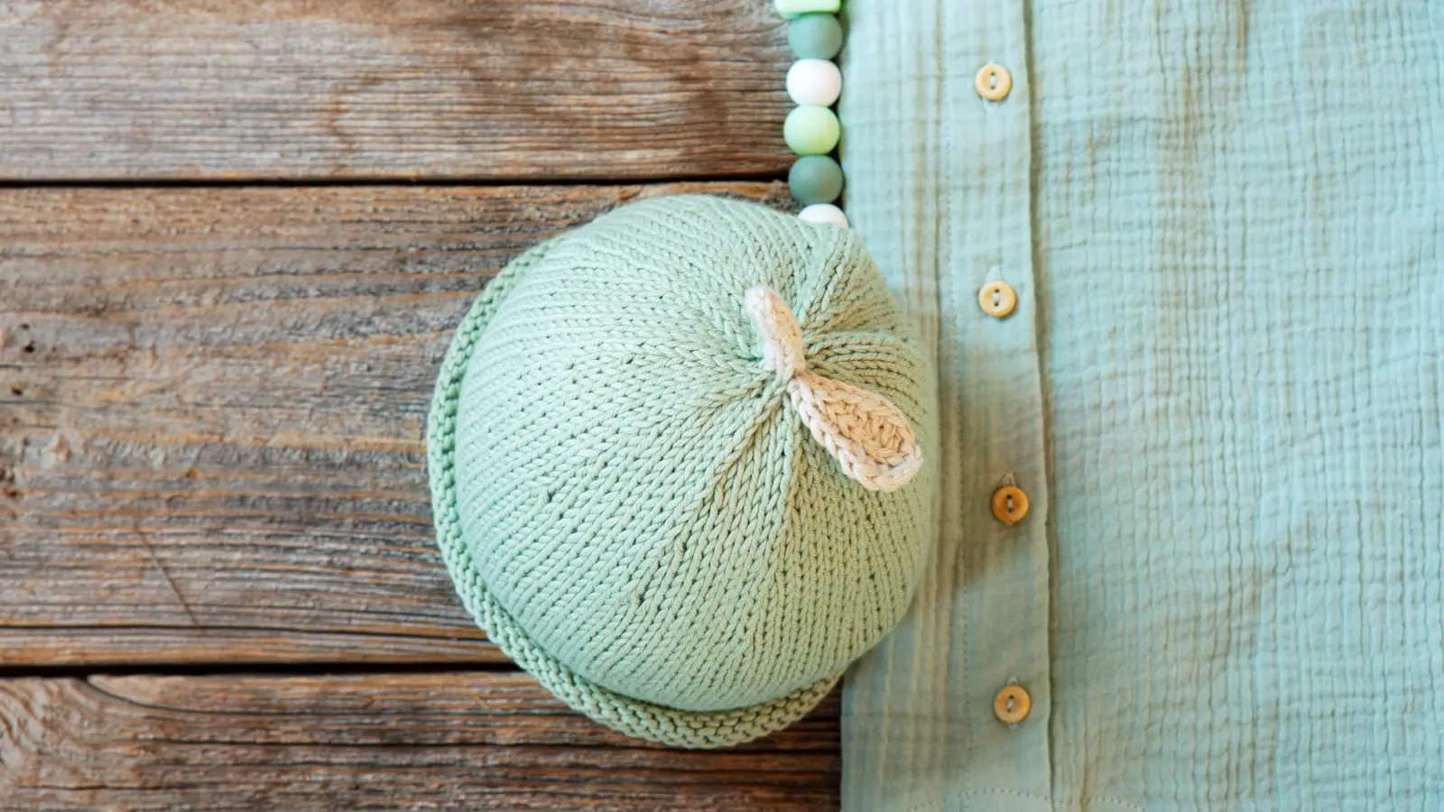 Neulottu omenapipo lapselle