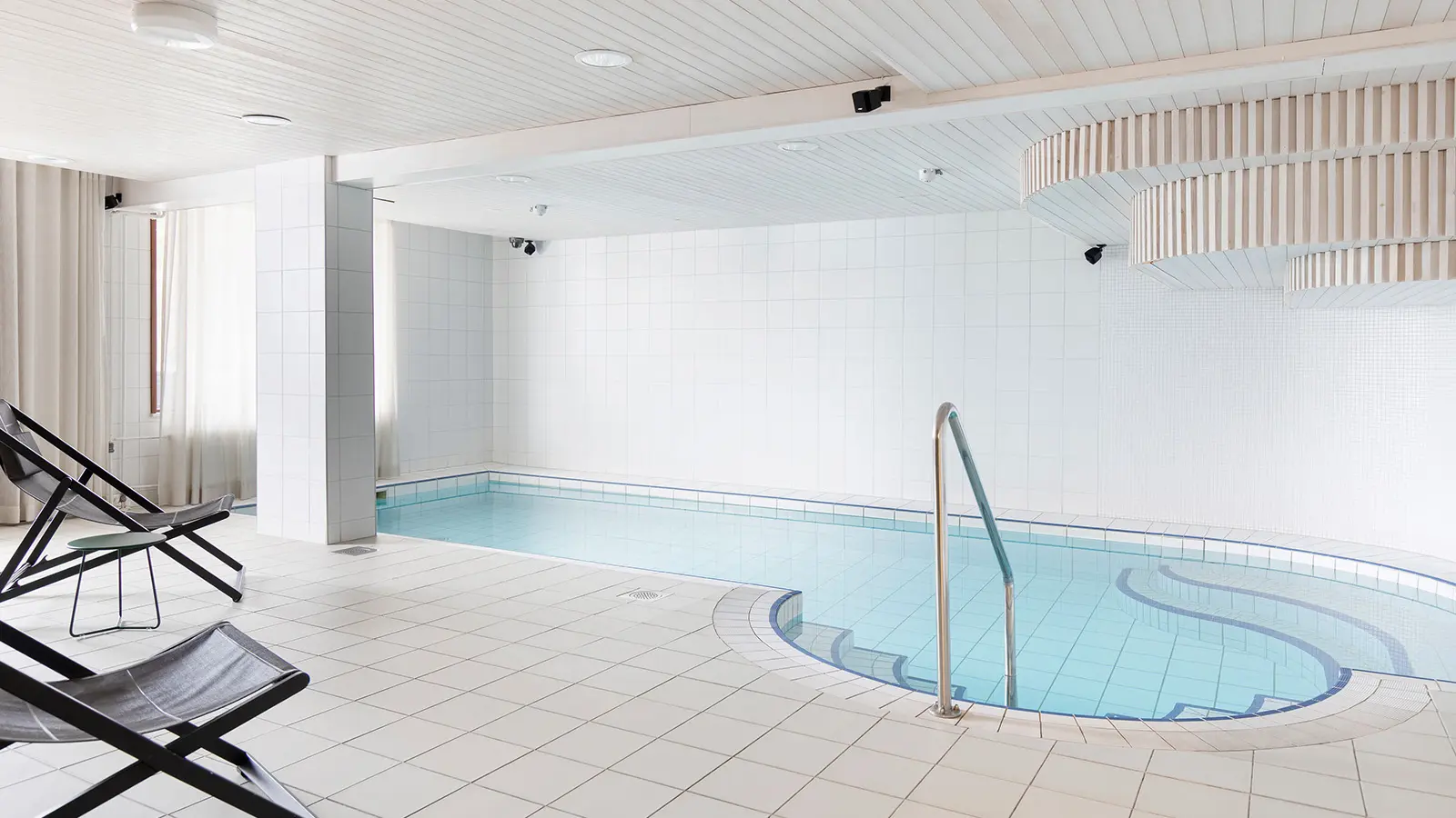 Pieni uima-allas ja kaksi tuolia 