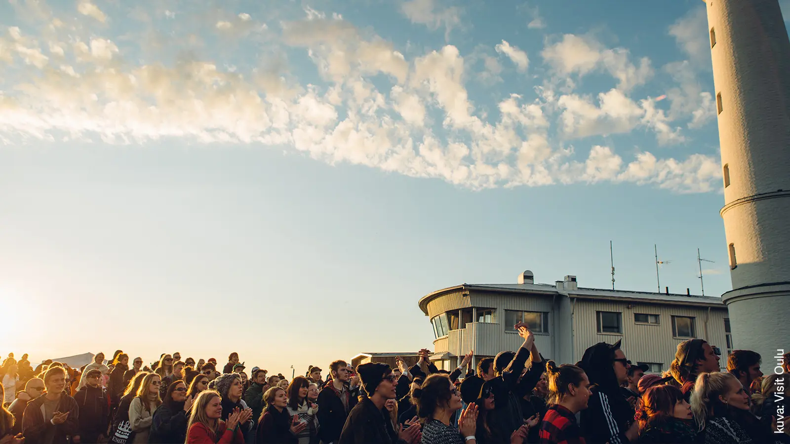 Bättre Folk -festivaalin yleisömeri majakan juurella.