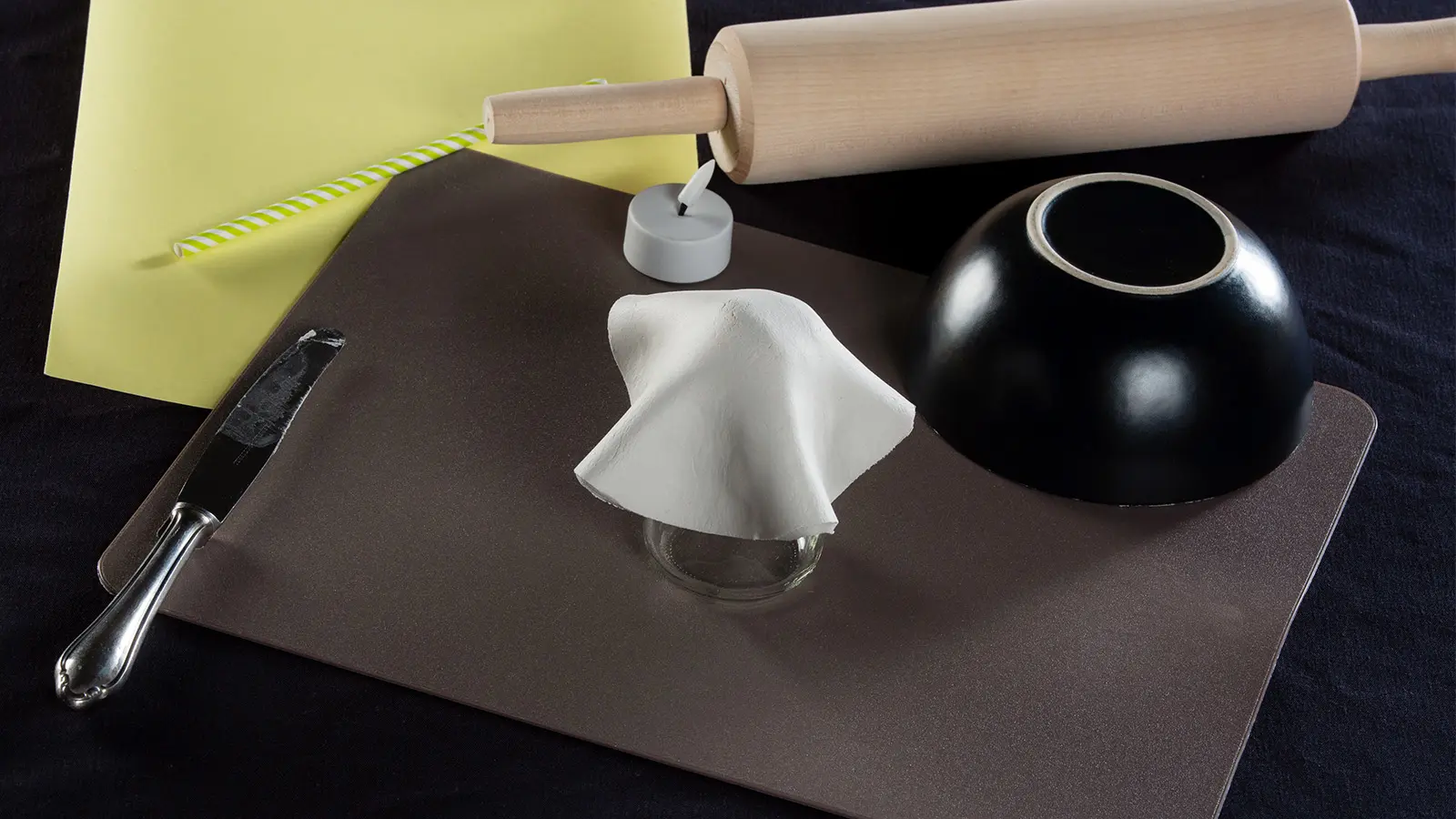 Kaulittu askartelumassa, joka on muotoiltu haamun muotoon foliosta ja lasipurkista tehdyn telineen päälle.