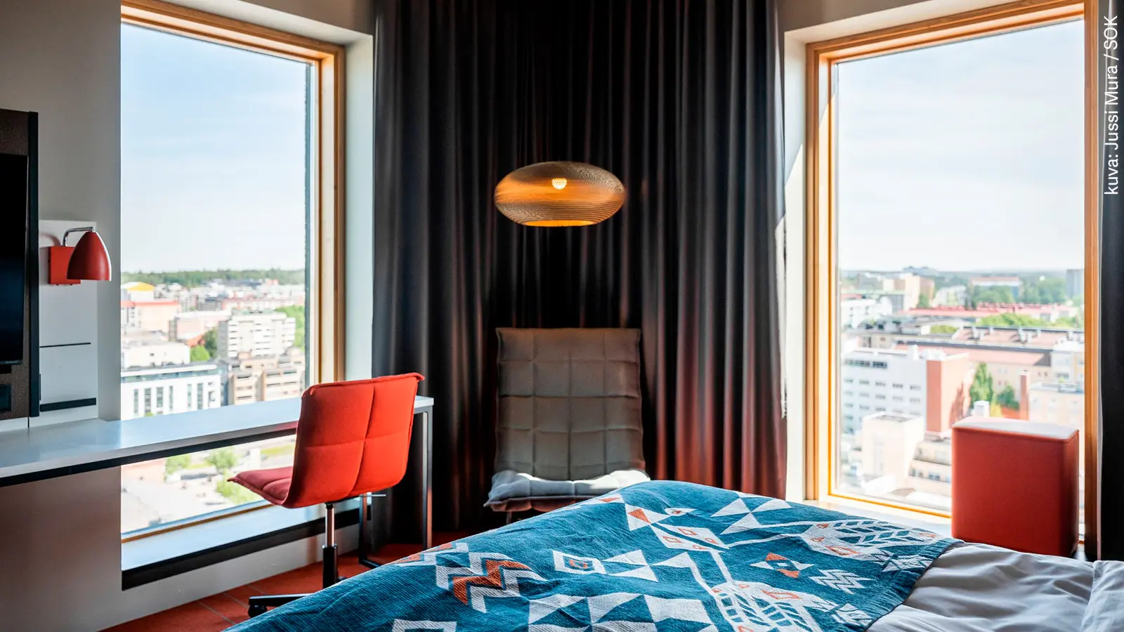 Solo Sokos Hotel Tornin kulmahuone, jossa ikkunat molempiin suuntiin.