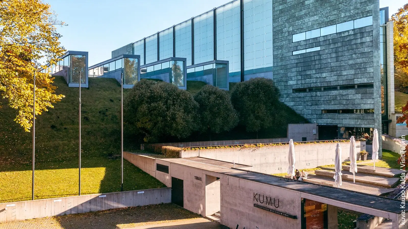 Taidemuseo Kumu ulkoapäin kuvattuna.