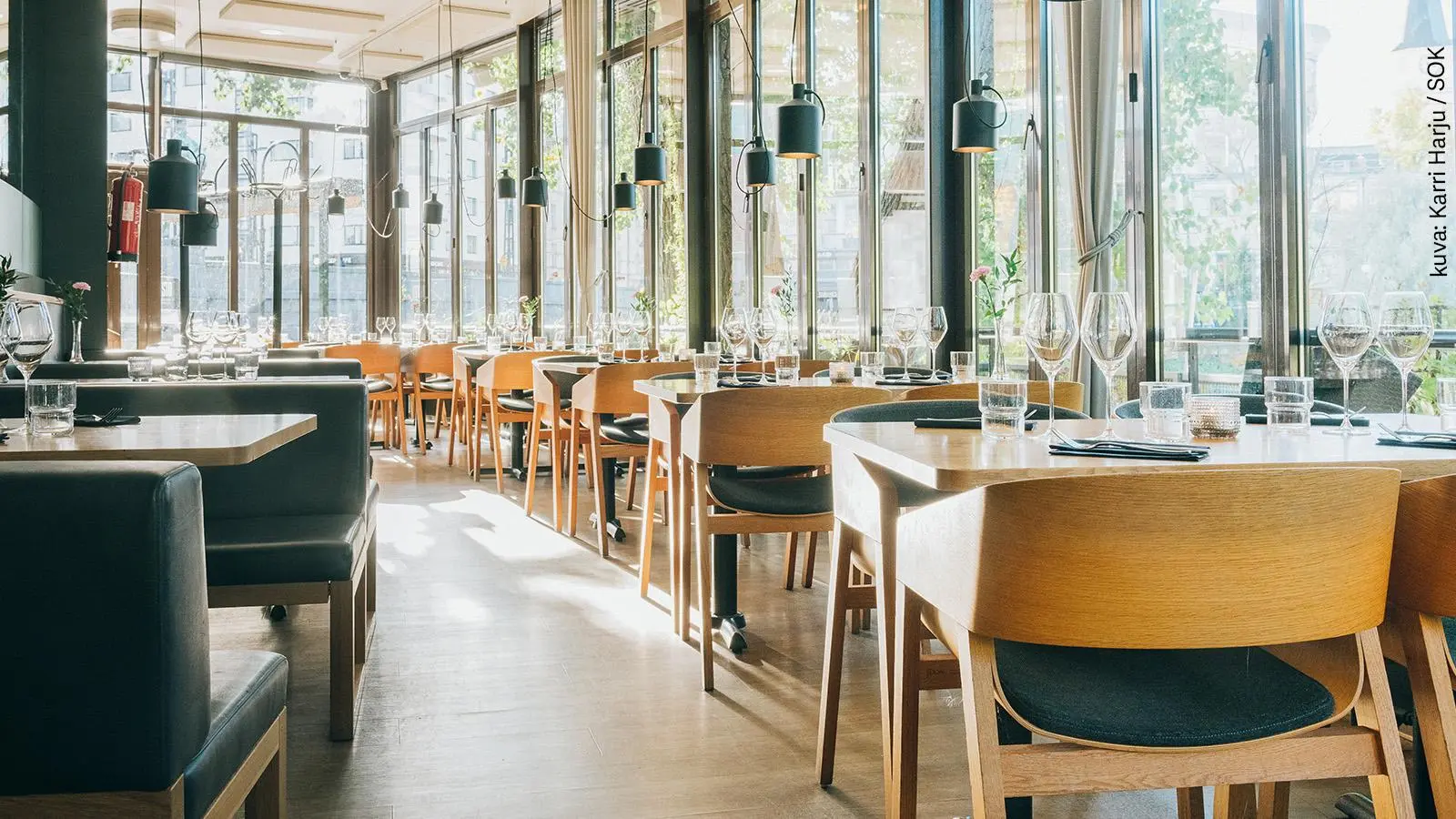 Ravintola Puiston valoisa ruokasali. 