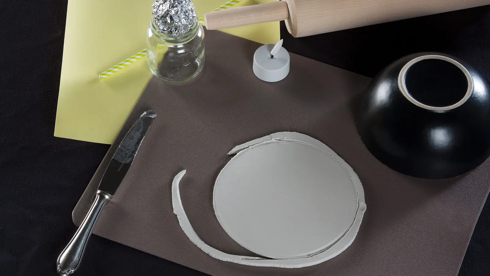 Kaulittu askartelumassa, johon on leikattu ympyrän muoto.