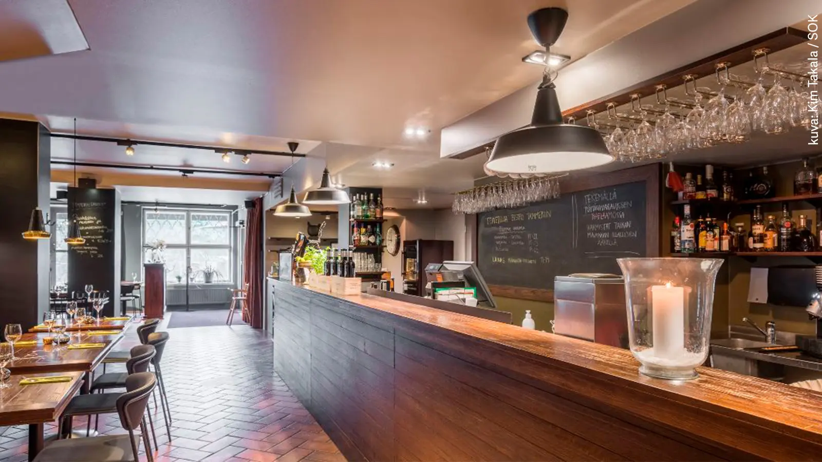 Bistro Tammerin baartiski ja ruokapöytiä tuoleineen.