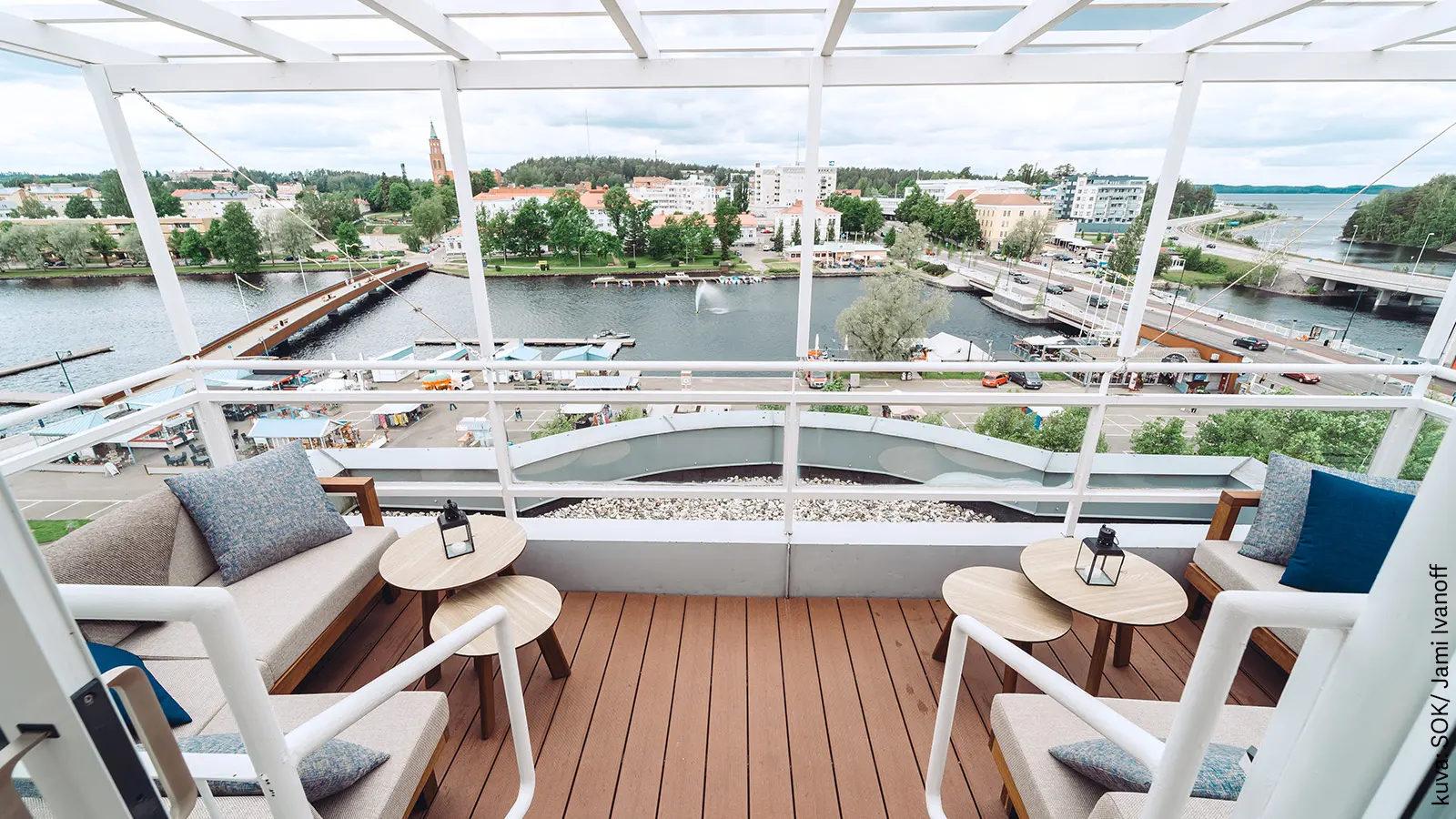 Muikkuterassilta aukeavat kesäiset maisemat.