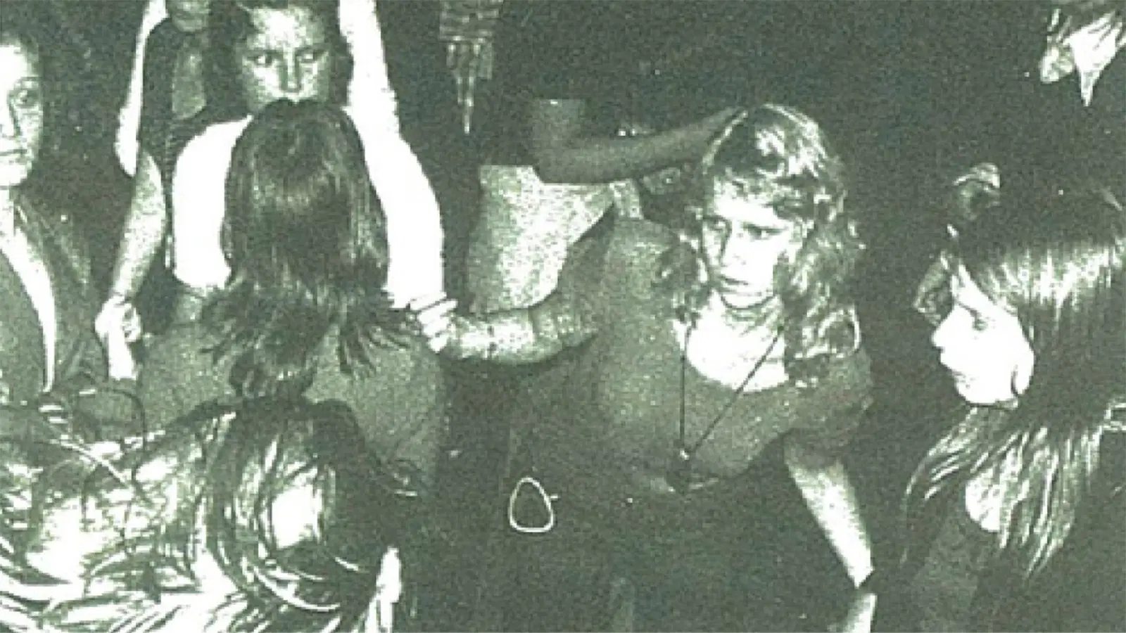 1970-luvun arkistokuvassa tanssivia nuoria.