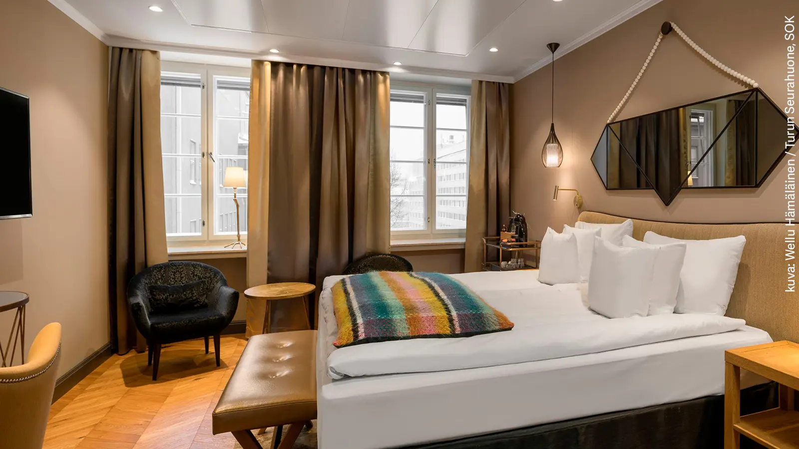 Kuvassa Solo Sokos Hotel Turun Seurahuoneen huone.