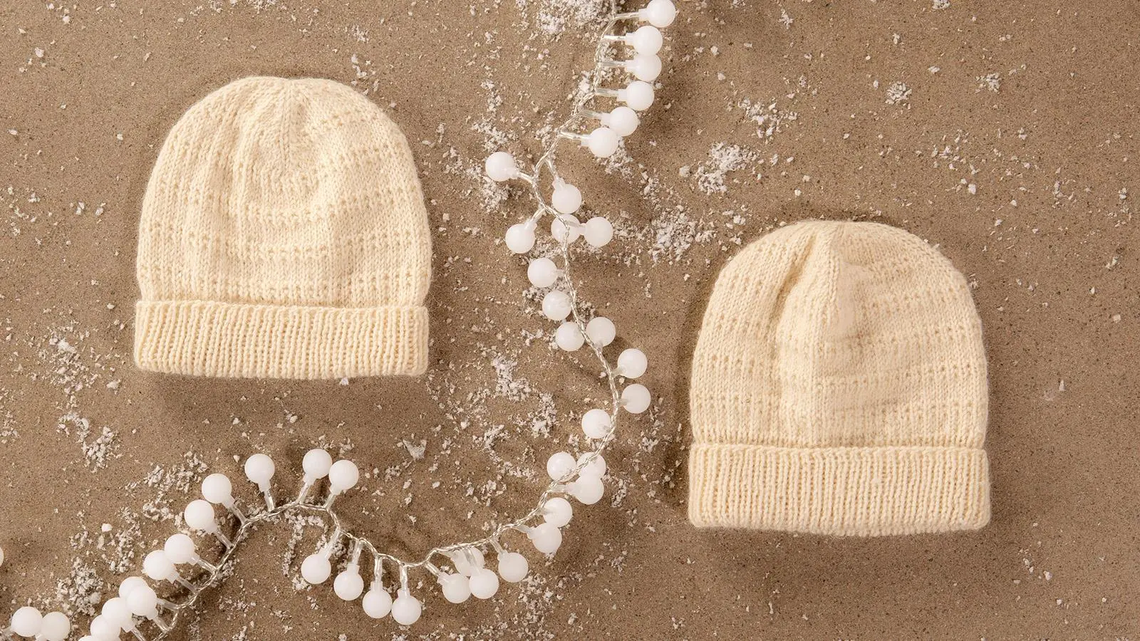 Luonnonvalkoinen lapsen ja aikuisen pipo.