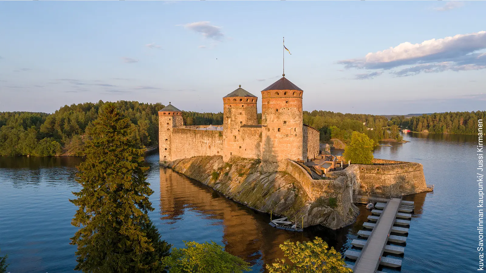 Olavinlinna ilta-auringossa.