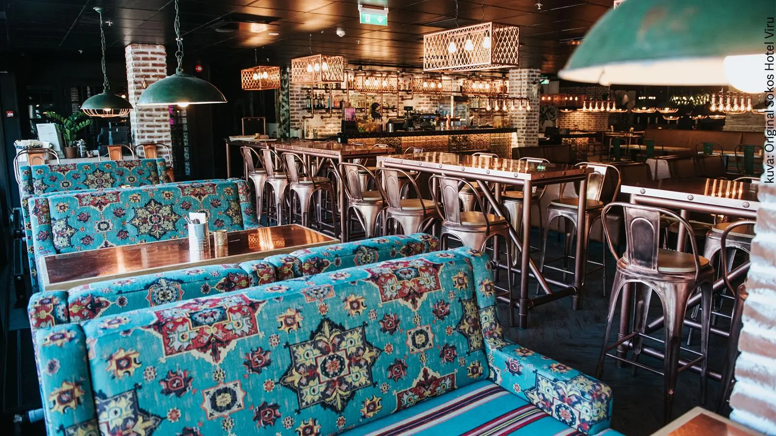 Viru-hotellin Amarellon pöytiä tuoleineen.