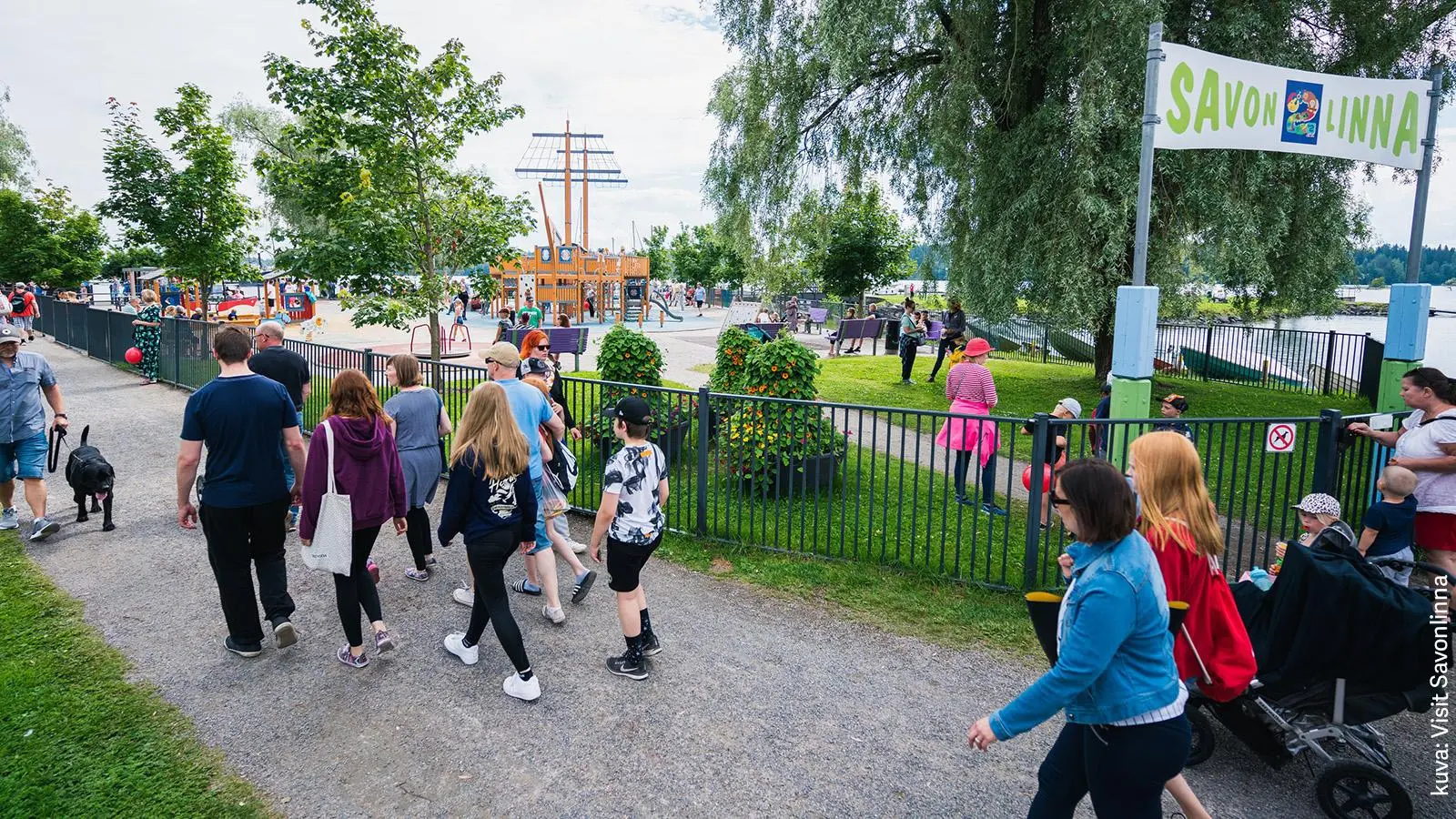Lapsia kävelemässä Pikku Kakkosen leikkipuiston edessä Savonlinnassa.