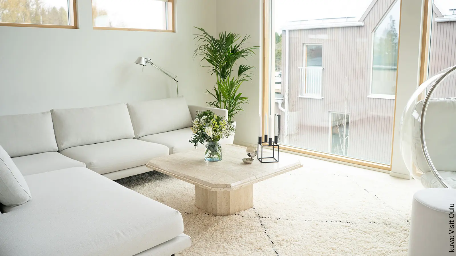 Asuntomessukohteen vaaleansävyinen ja valoisa olohuone.