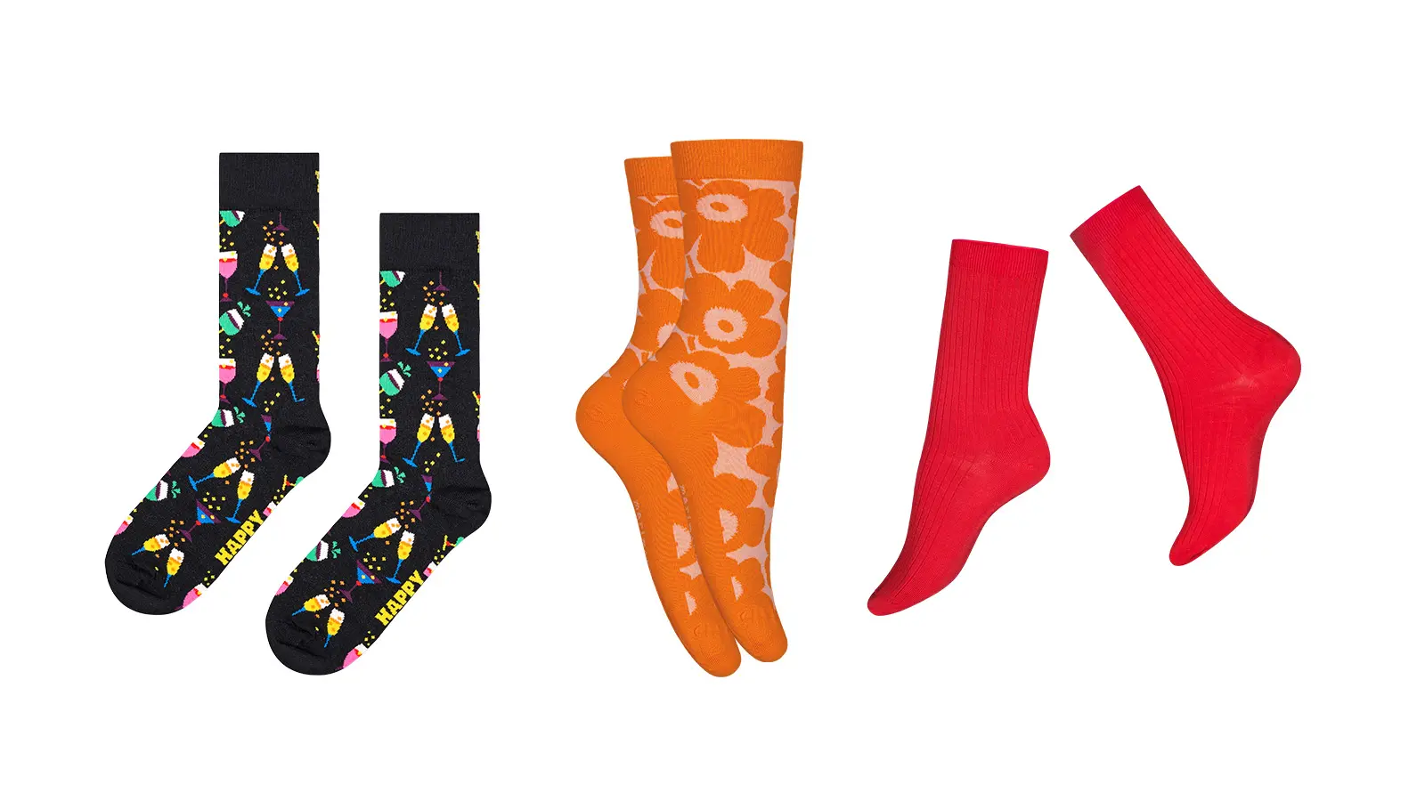 Kolme paria värikkäitä sukkia, yhdessä sukkaparissa Marimekon unikot.