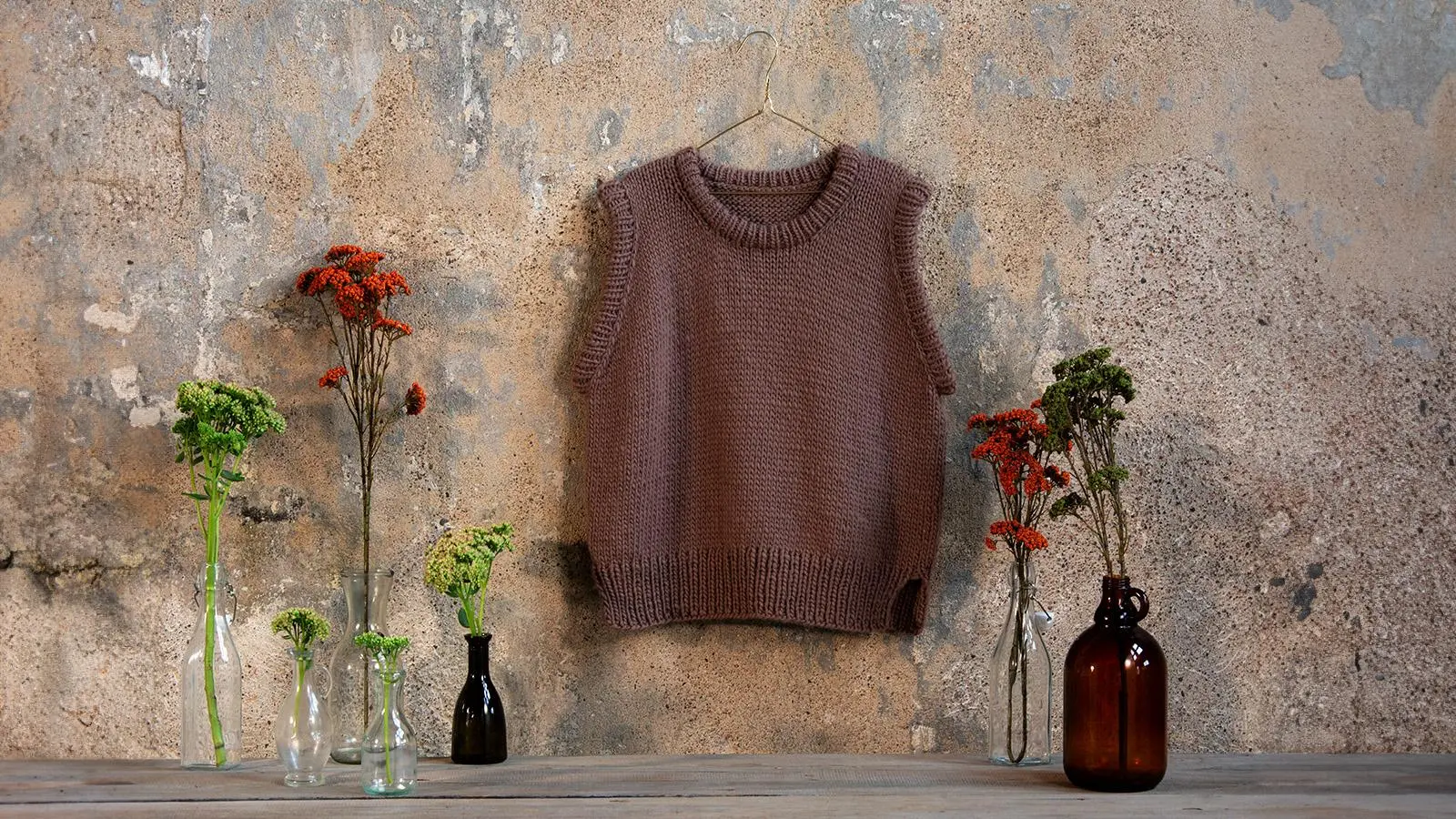 Ruskea neuleliivi henkarissa.