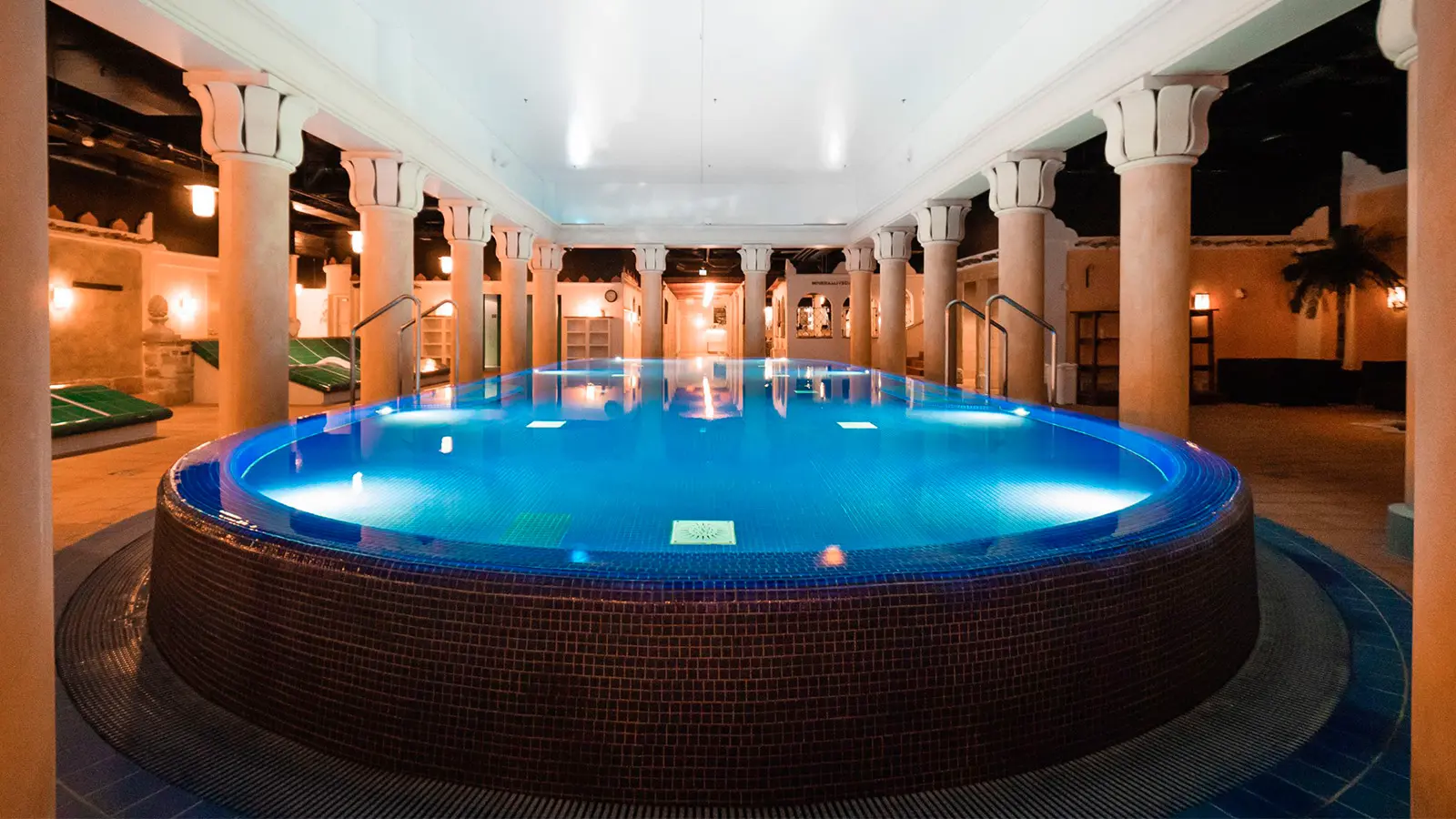 Uima-allas pylväiden keskellä