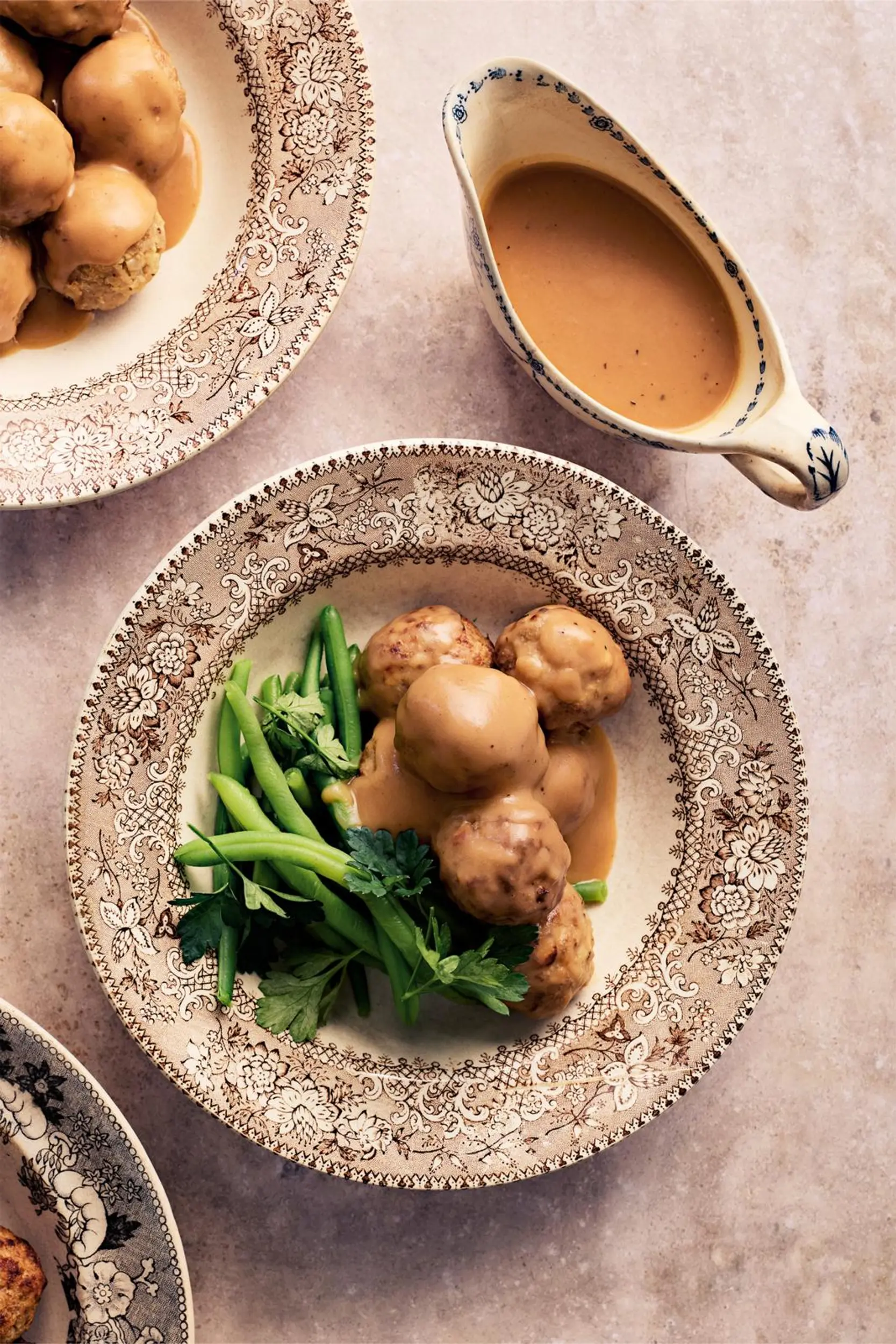 Täydellinen ruskea kastike, lihapullit ja höyrytetyt vihreät pavut