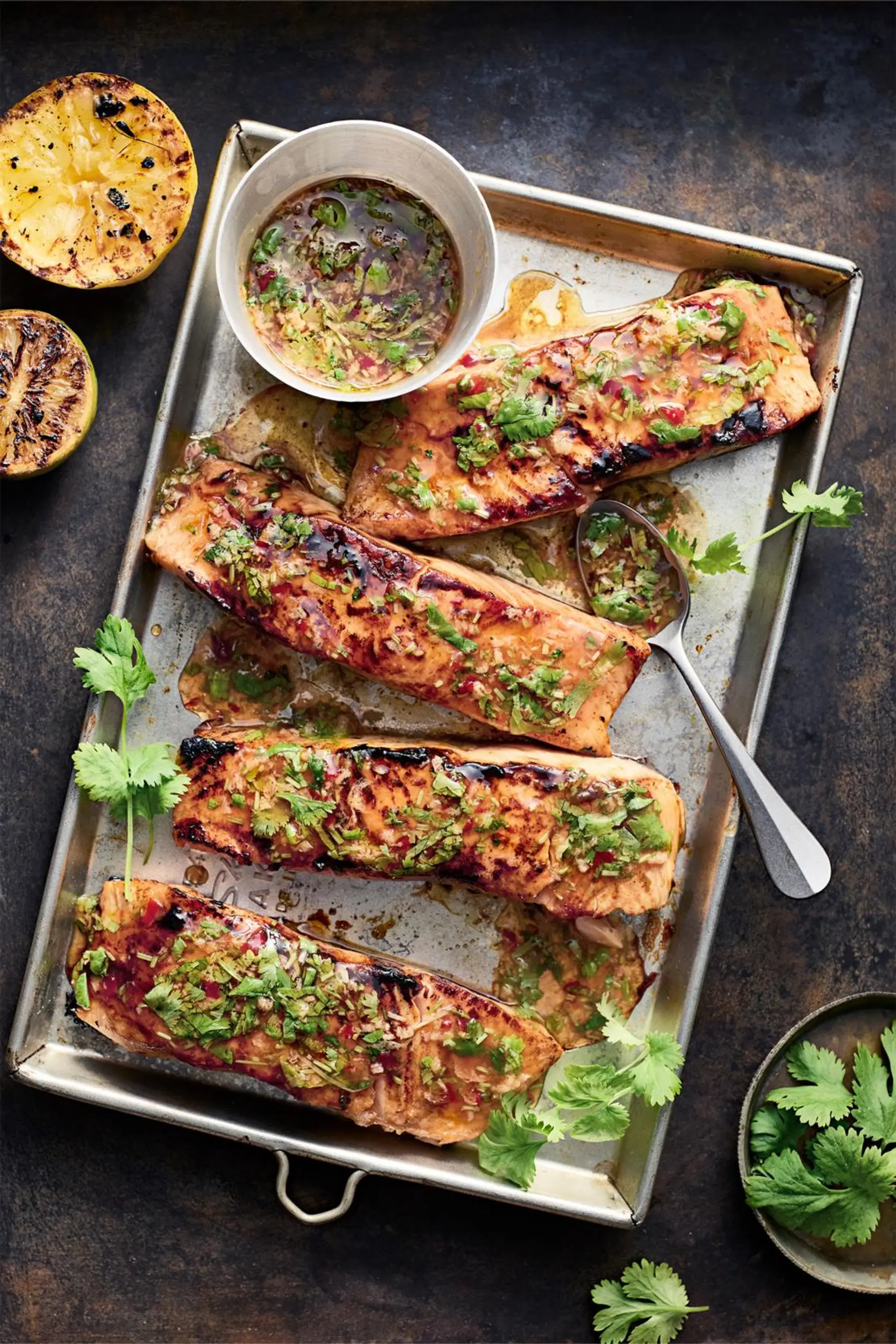 Grillattu lohi ja makea chilikastike