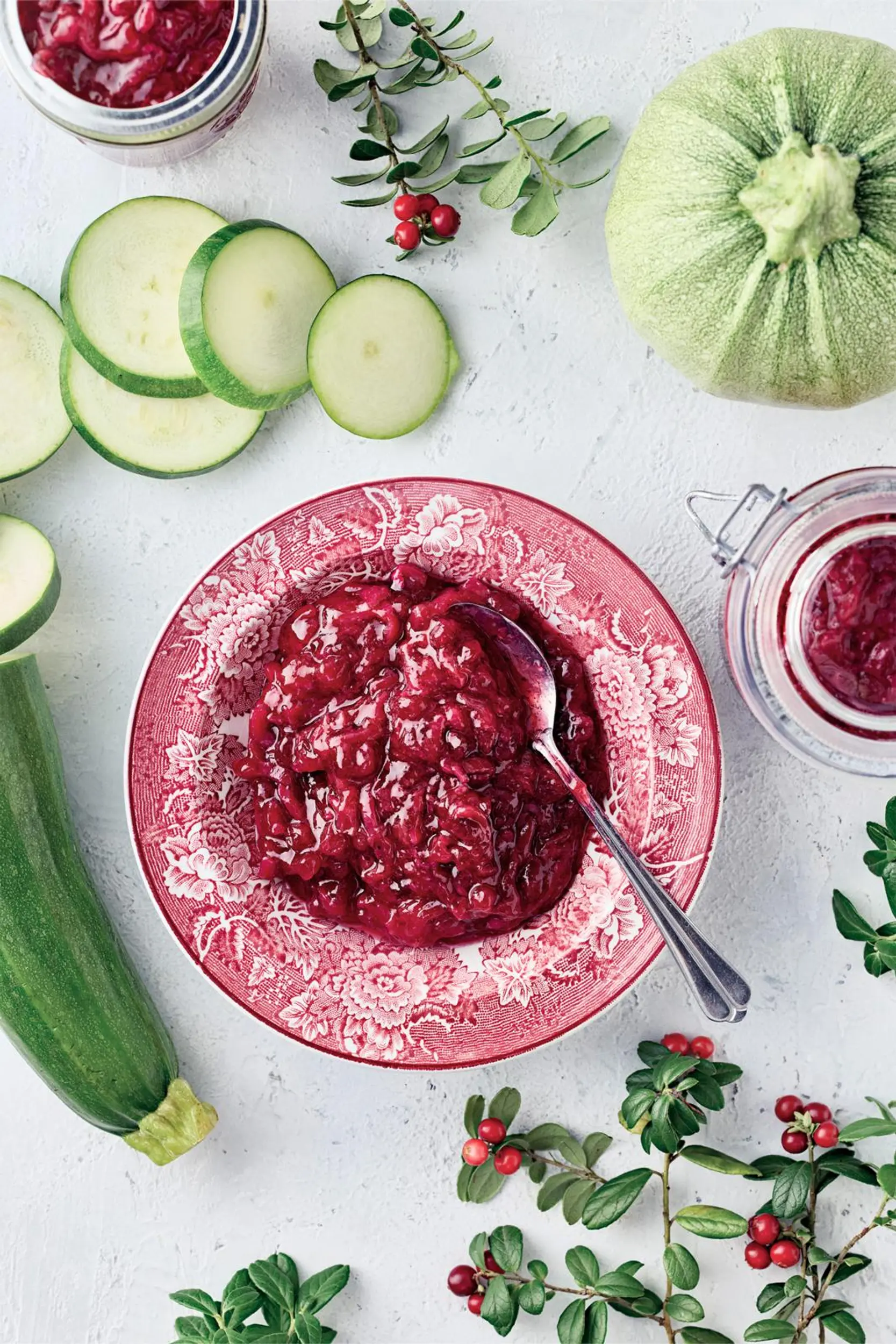 Kesäkurpitsa-puolukkahillo