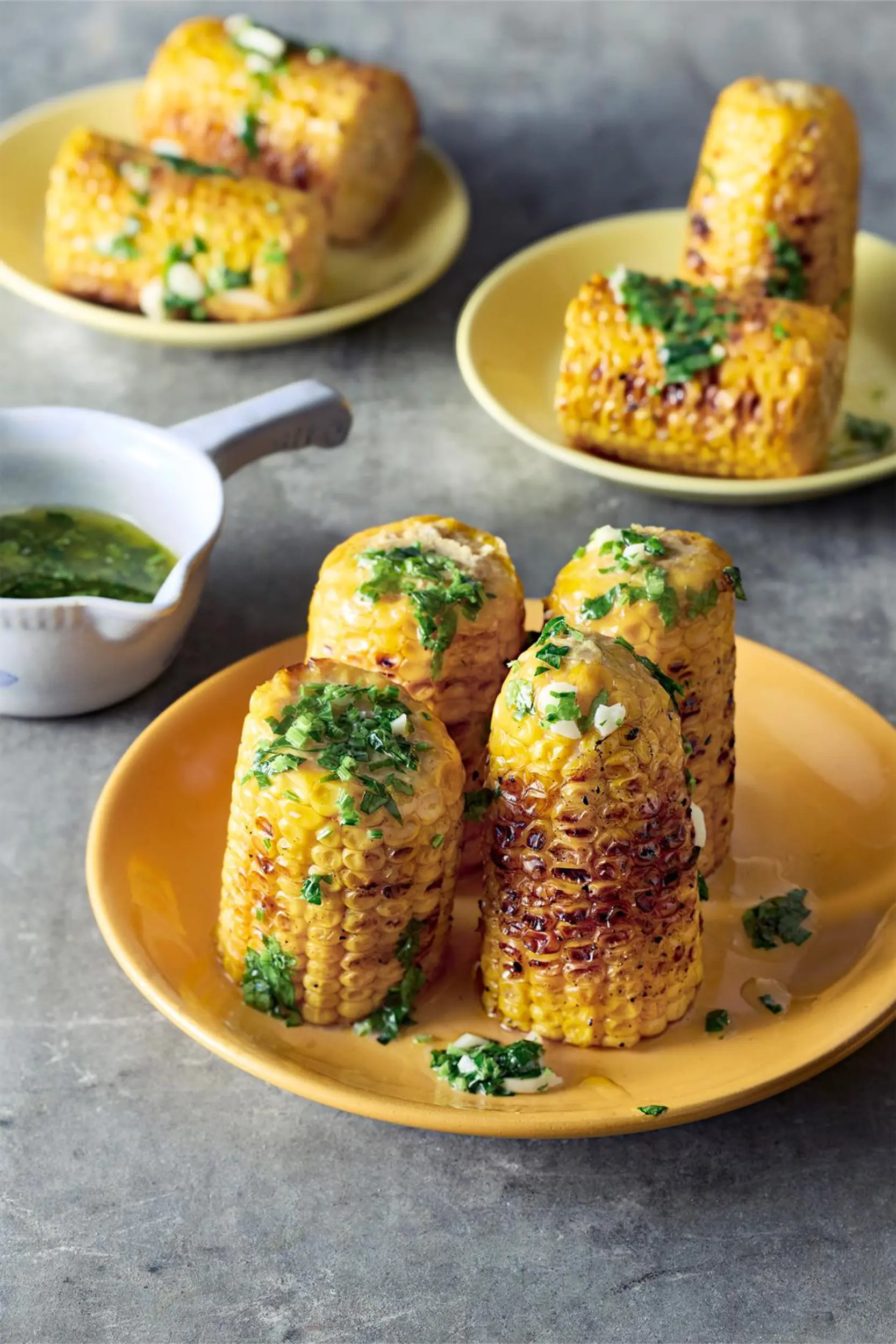 Grillatut maissit ja yrttivoisula