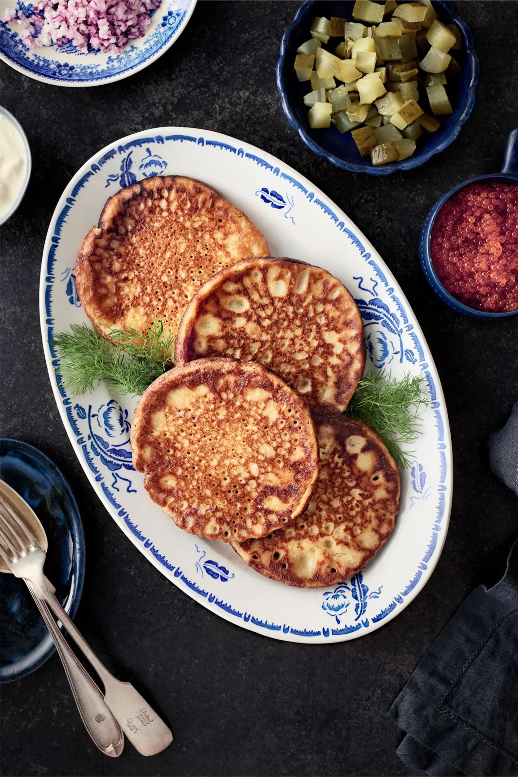 Gluteenittomat blinit, mätiä, suolakurkkua ja punasipulia