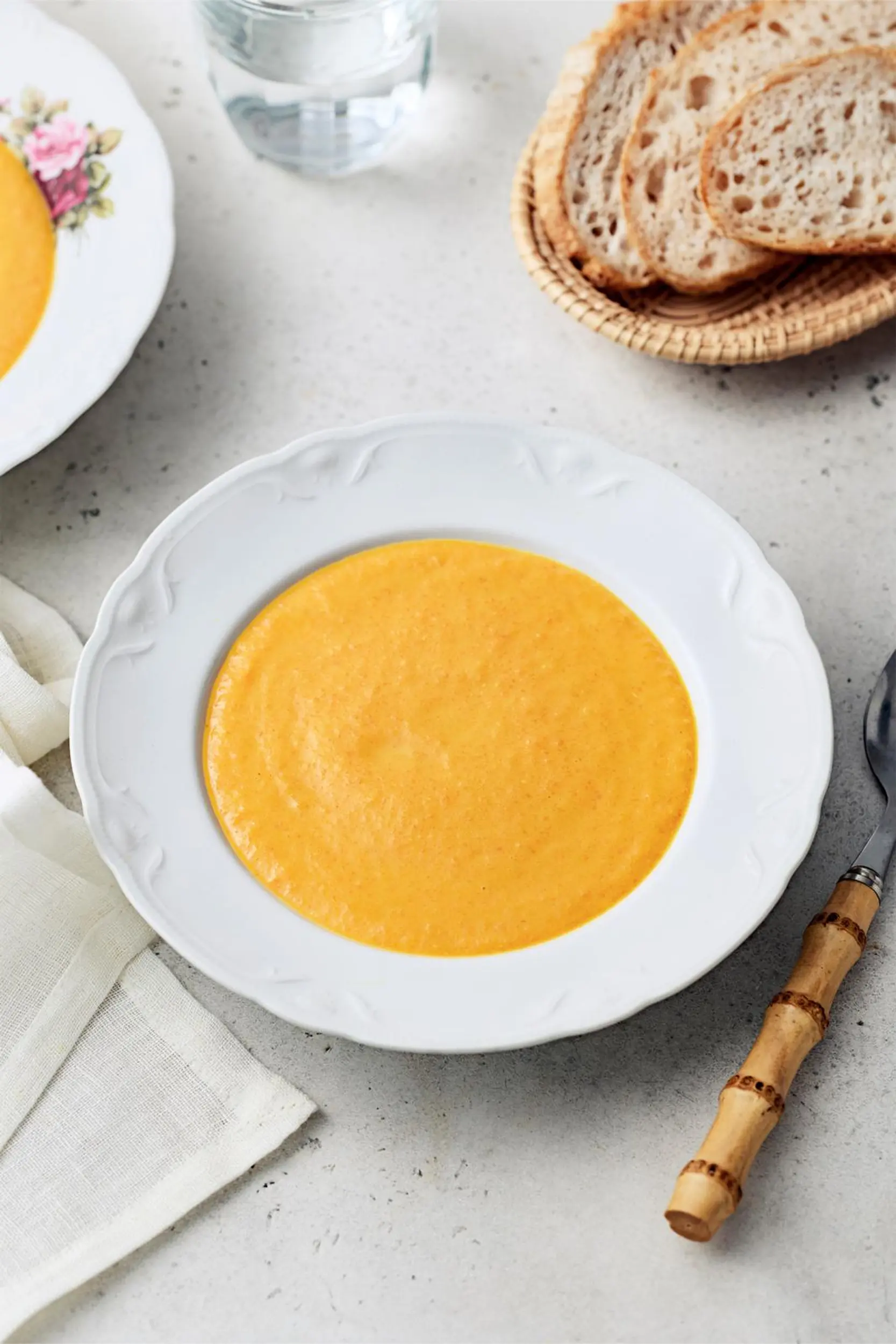 Porkkana-linssikeitto ja vaaleaa leipää