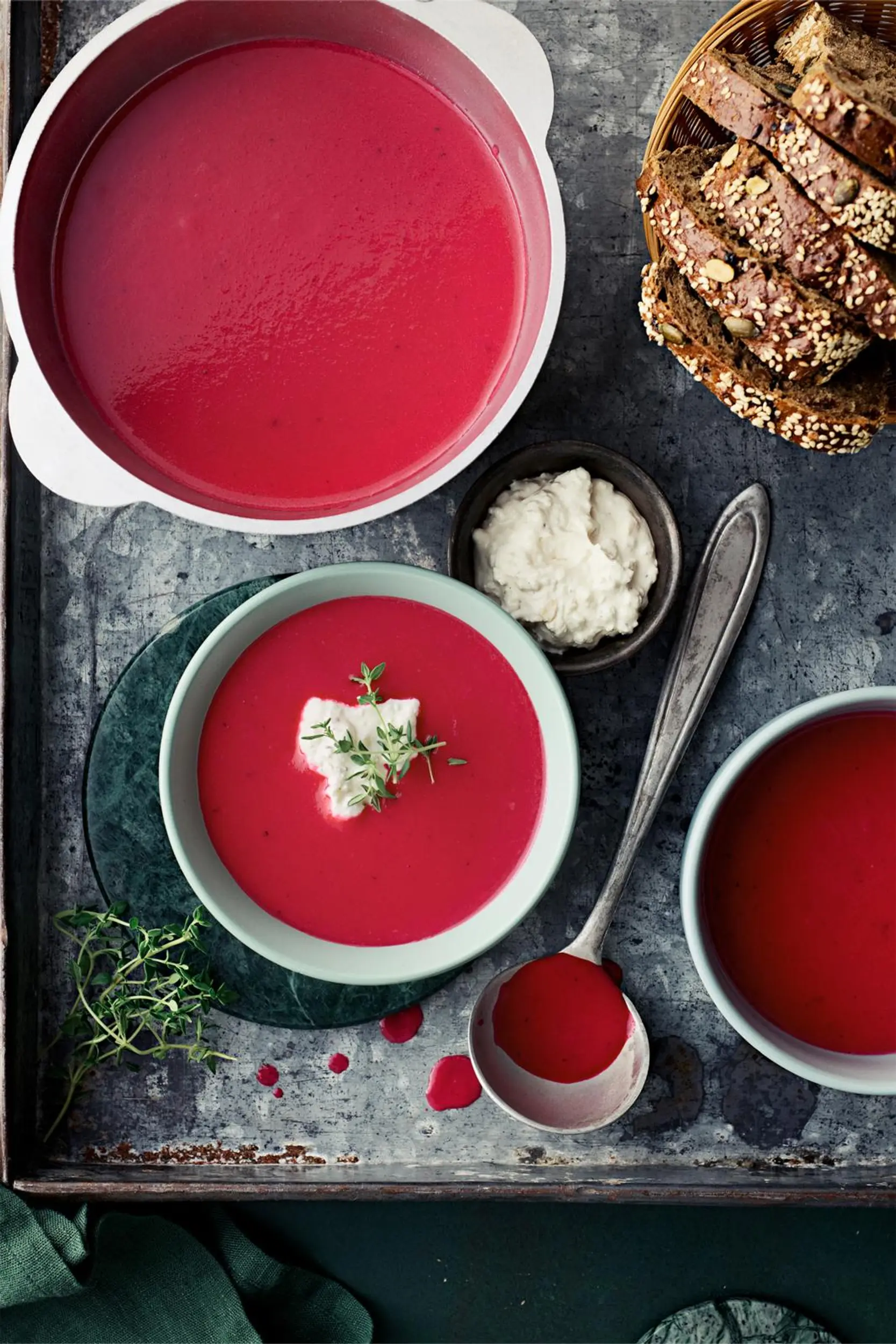 Pehmeä punajuurikeitto ja fetajuustokerma